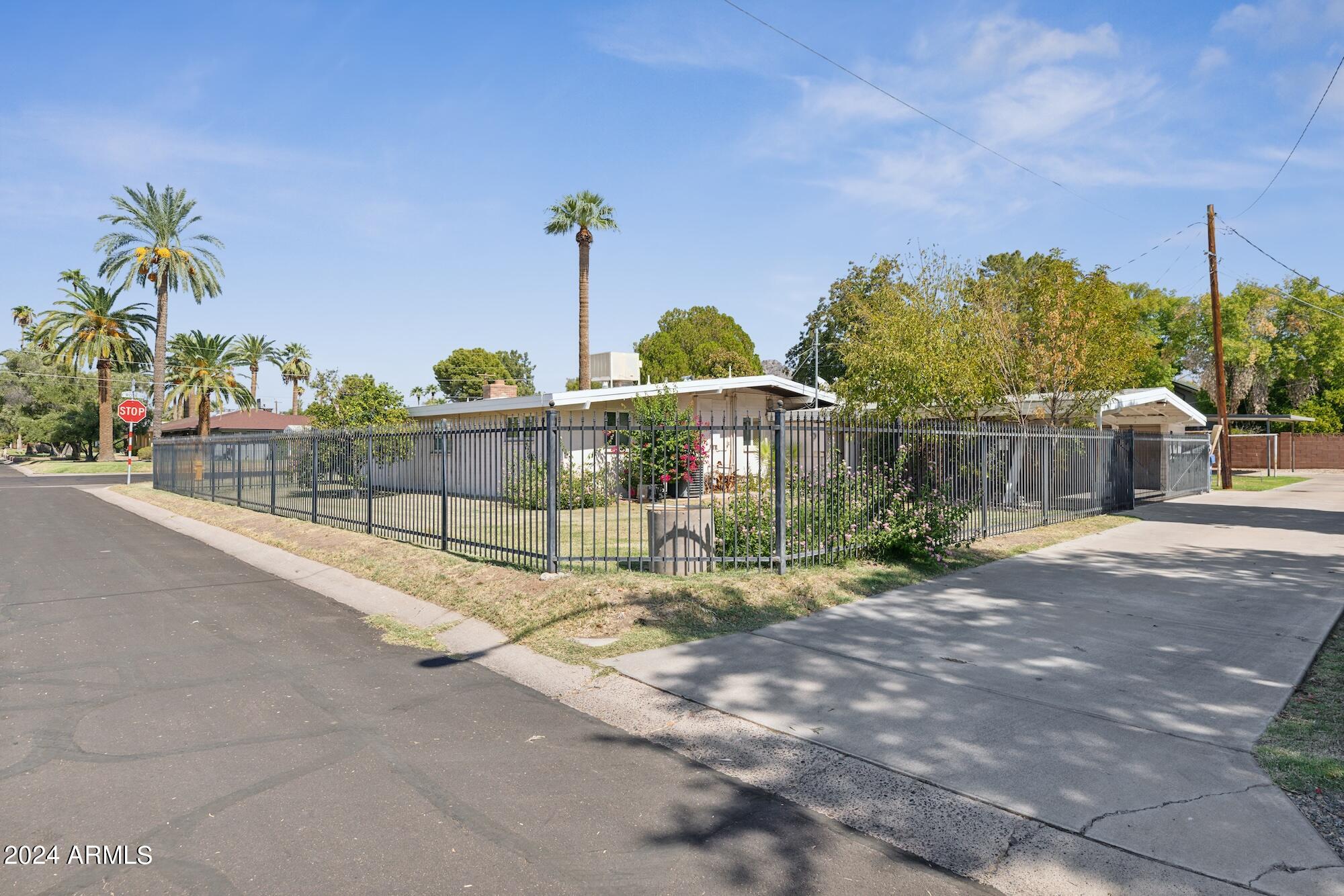 1401 E ROSE Lane