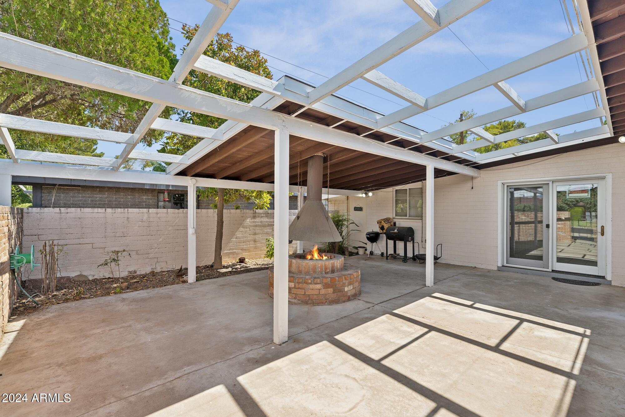 1401 E ROSE Lane