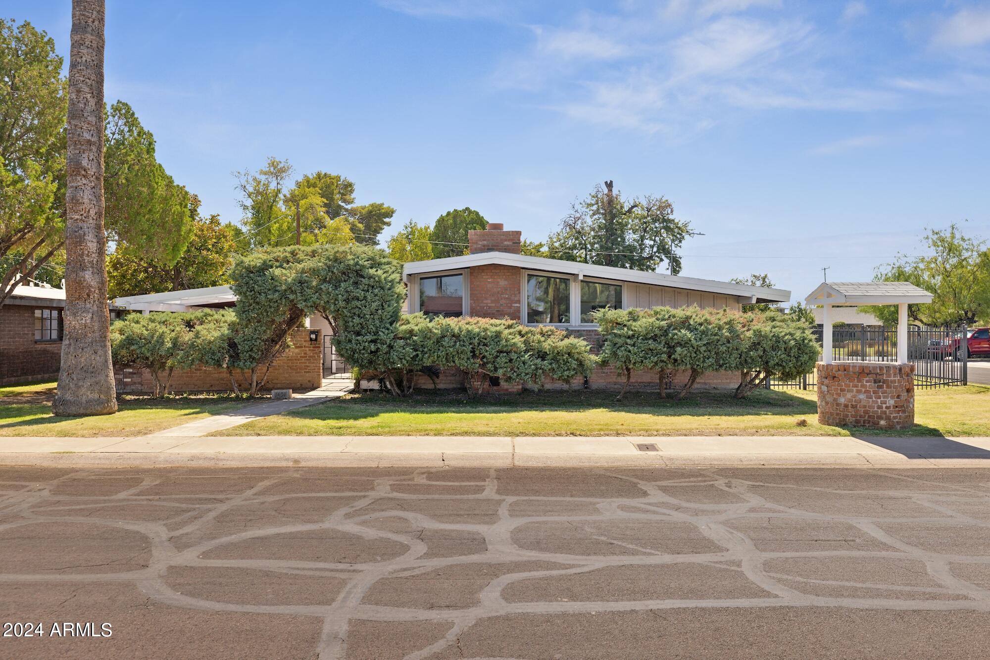 1401 E ROSE Lane
