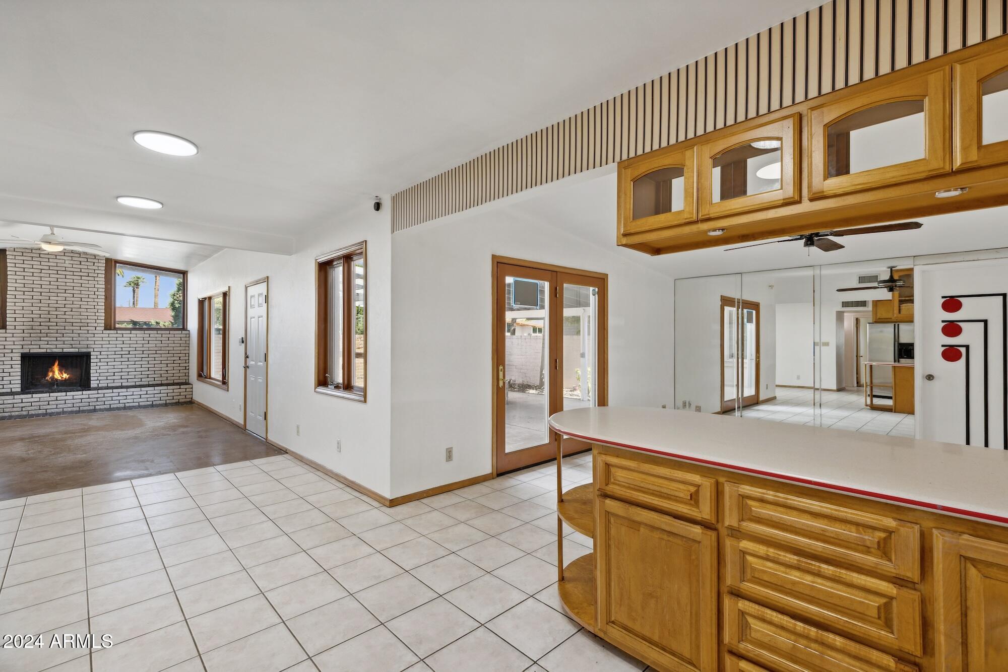 1401 E ROSE Lane