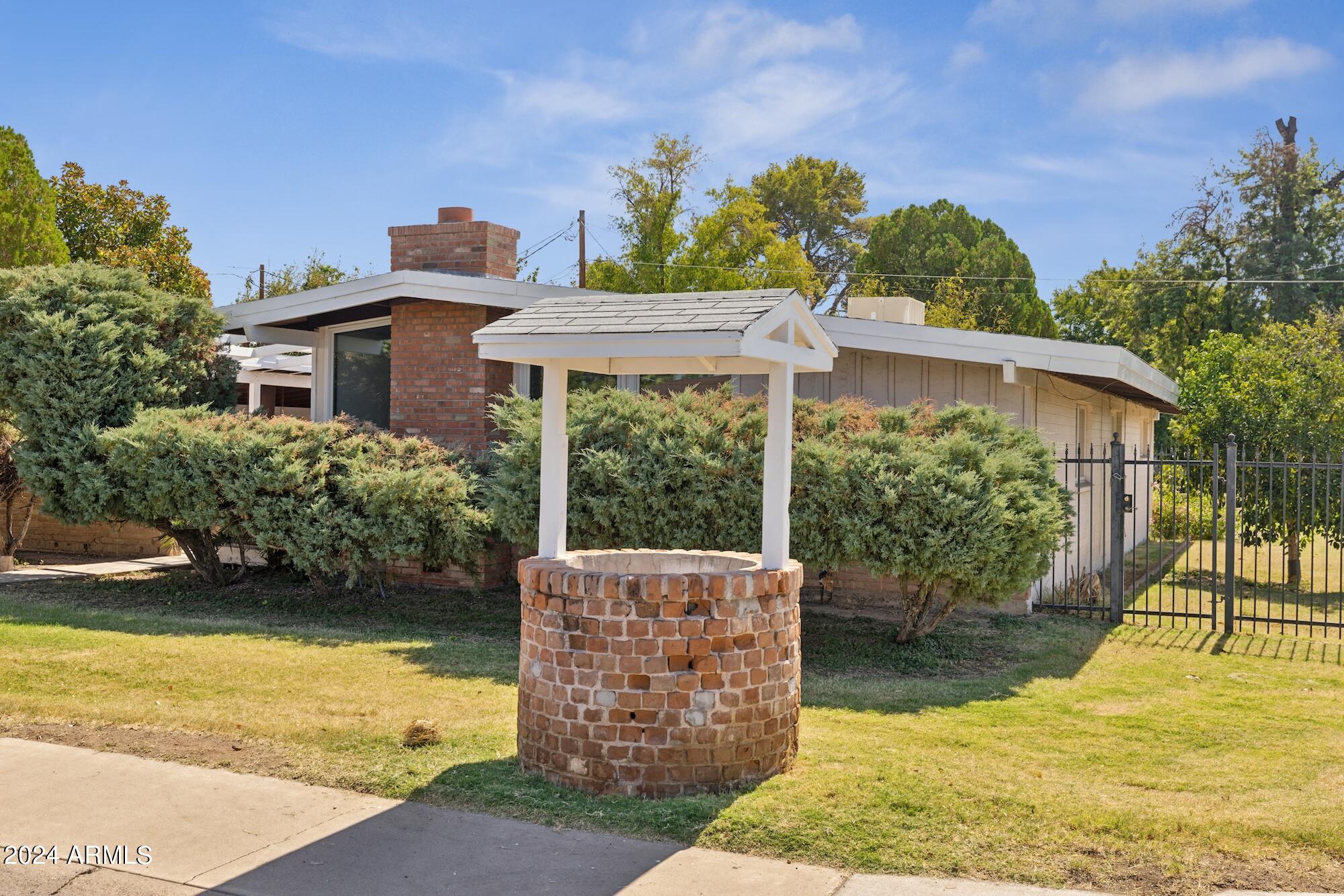 1401 E ROSE Lane