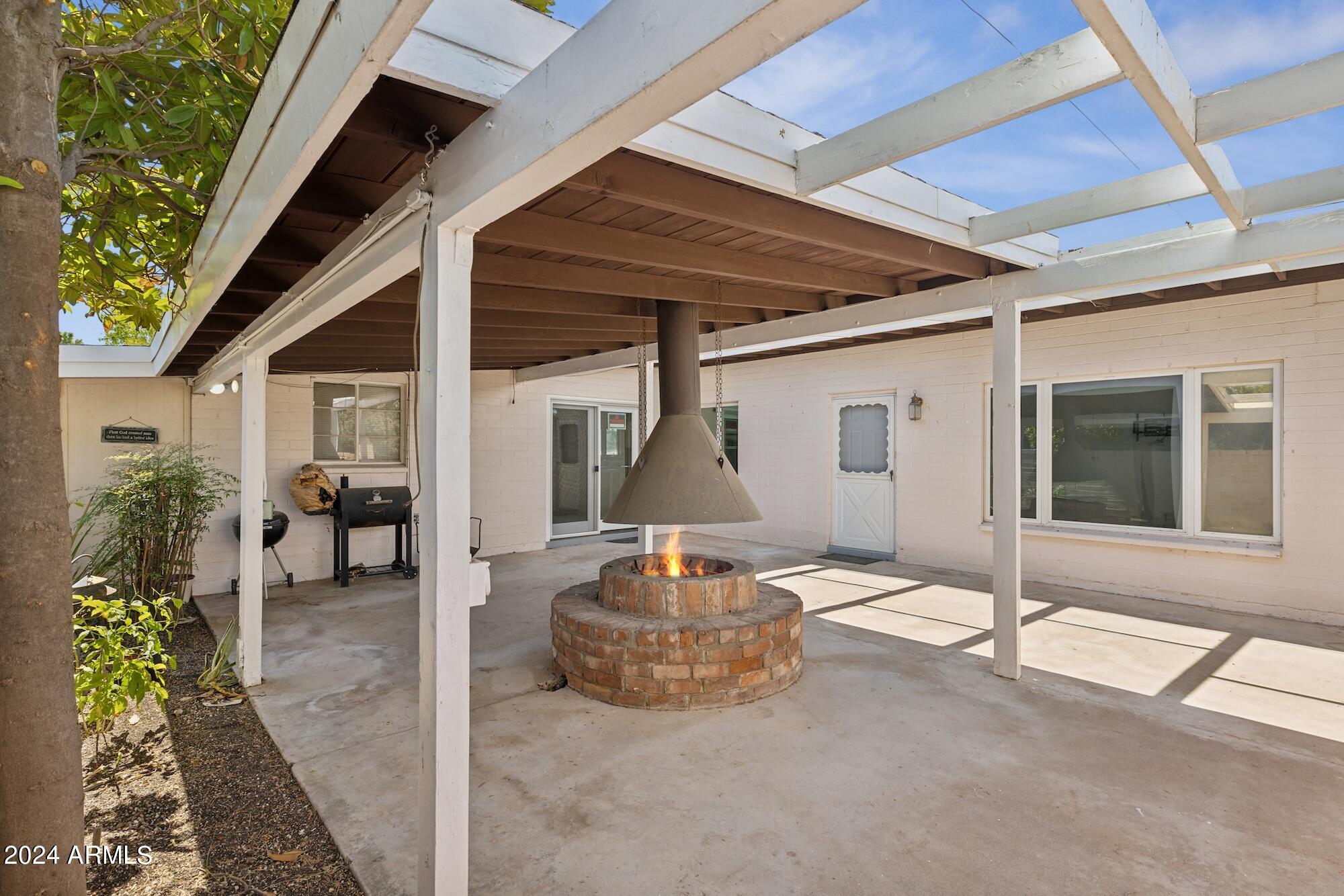 1401 E ROSE Lane