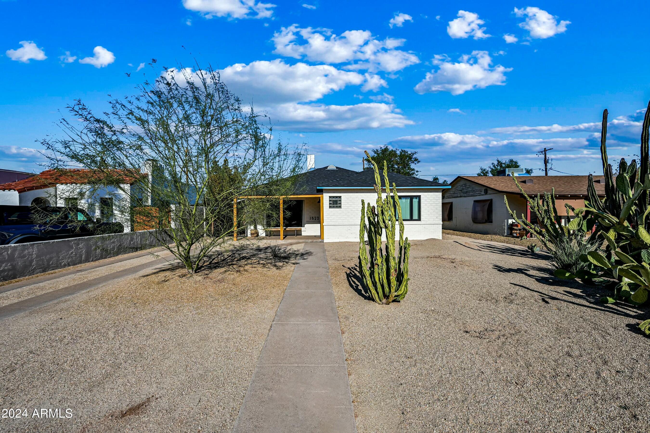 1522 E ALMERIA Road