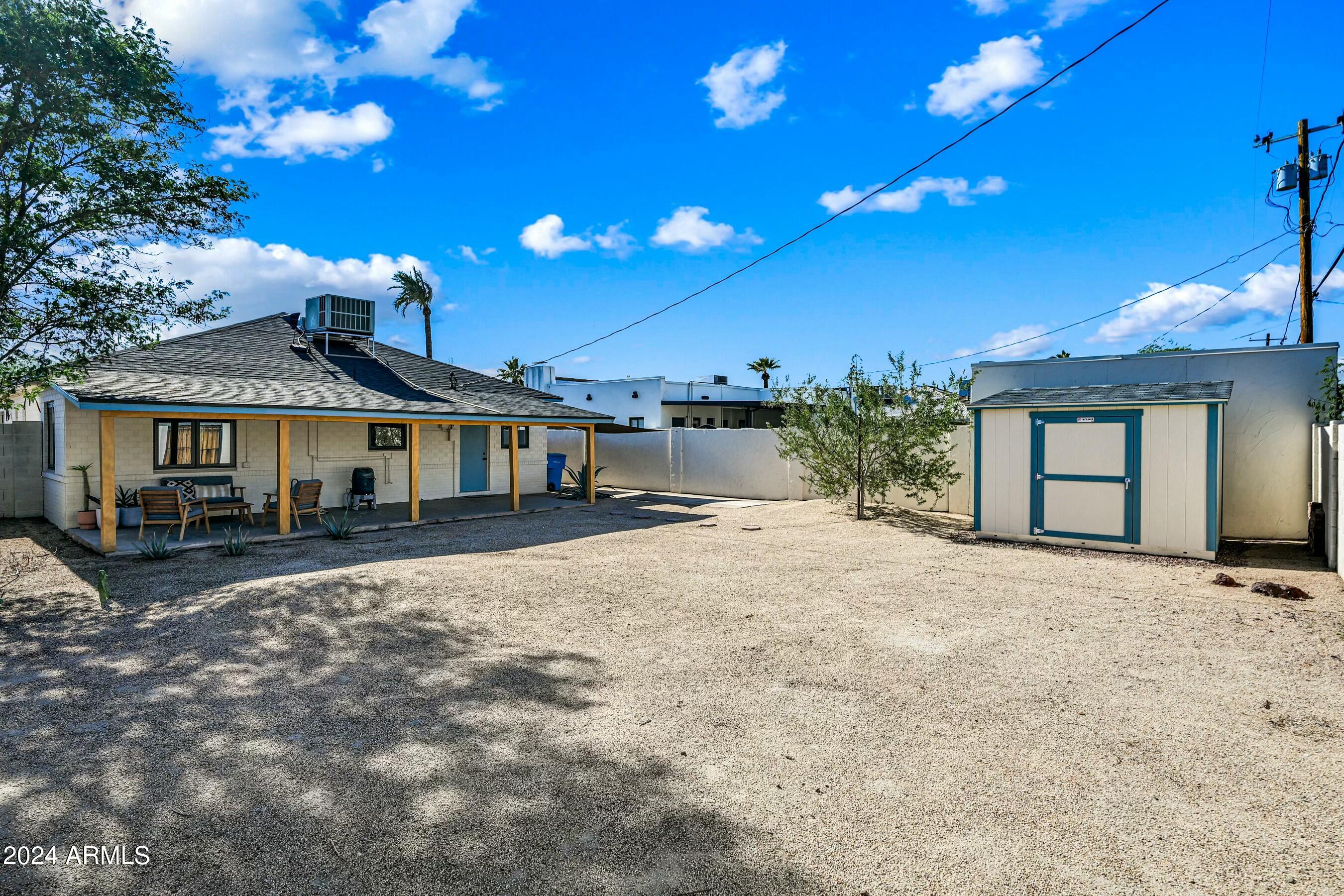 1522 E ALMERIA Road