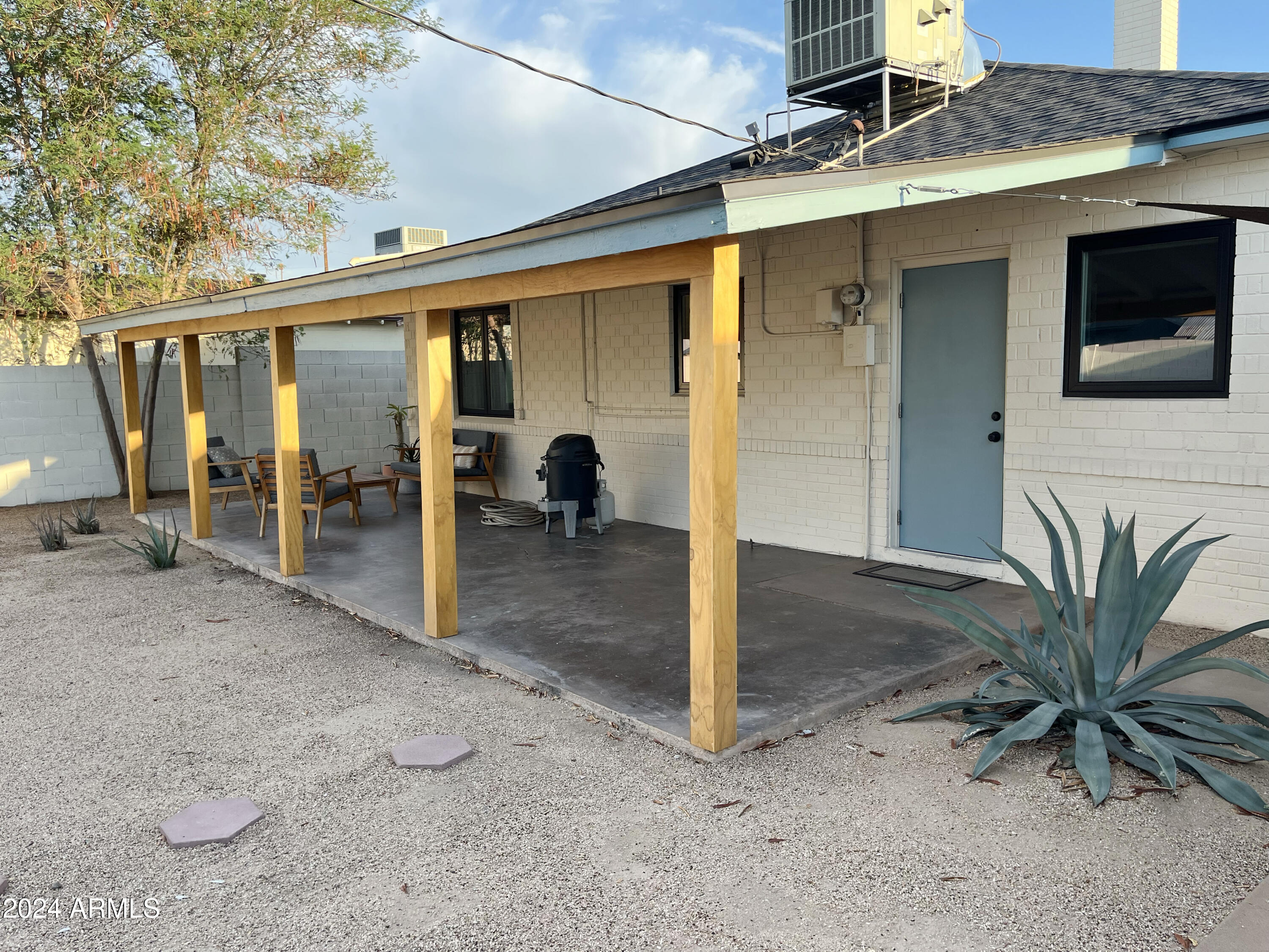 1522 E ALMERIA Road