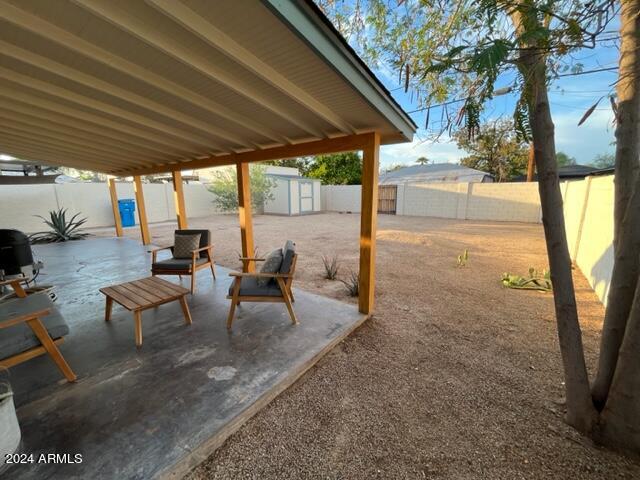 1522 E ALMERIA Road