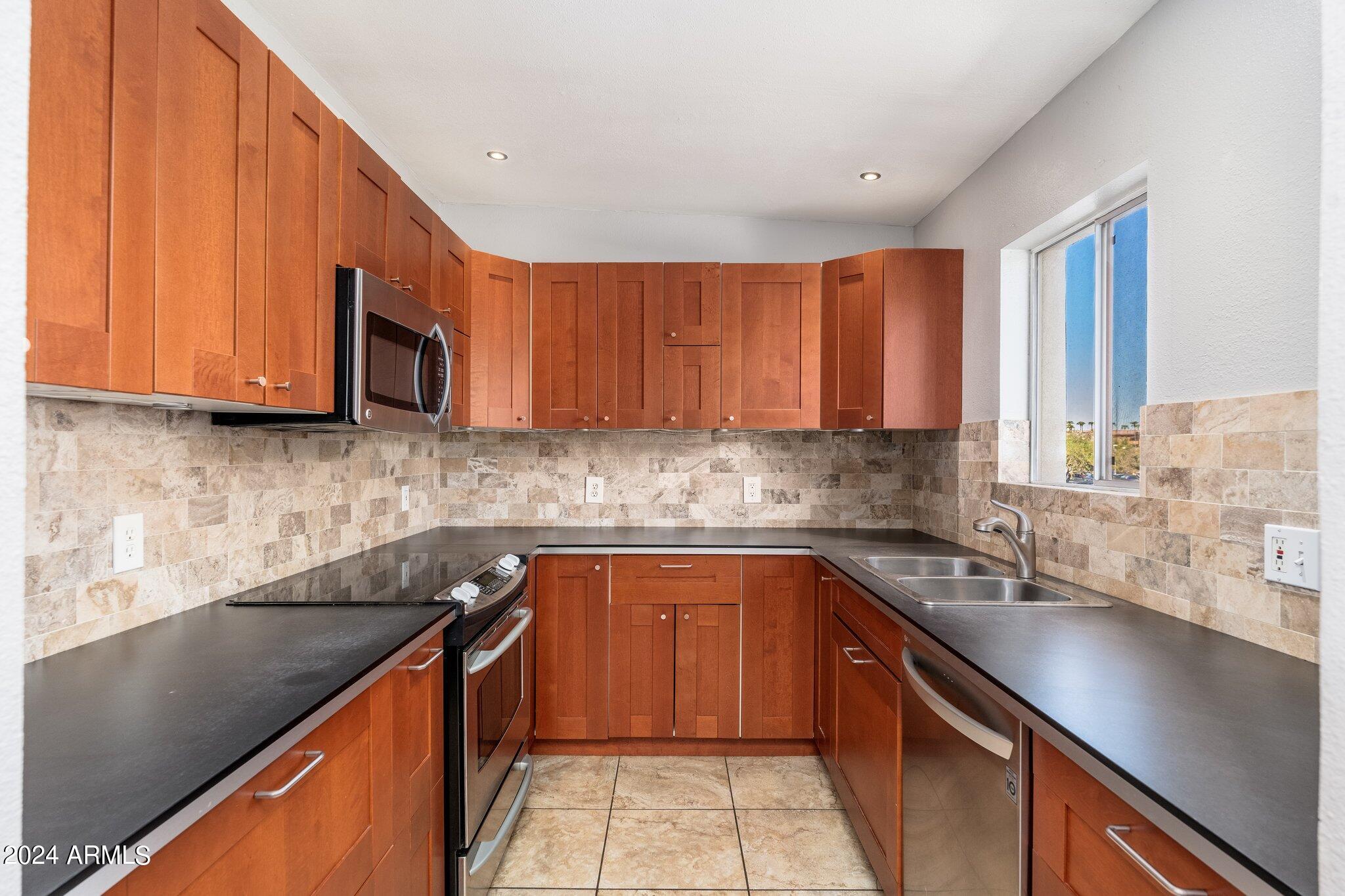 2233 E HIGHLAND Avenue, 219