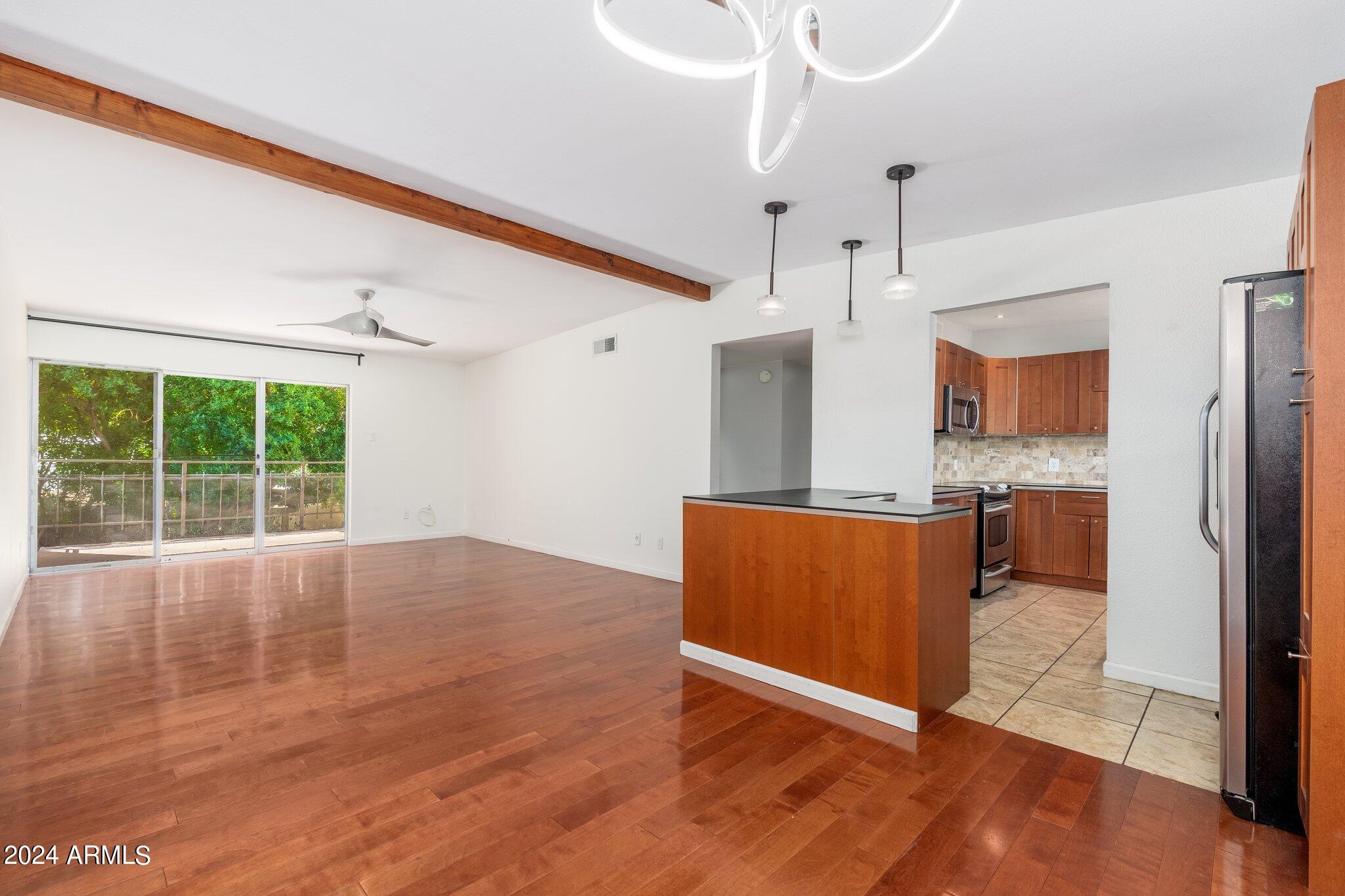2233 E HIGHLAND Avenue, 219