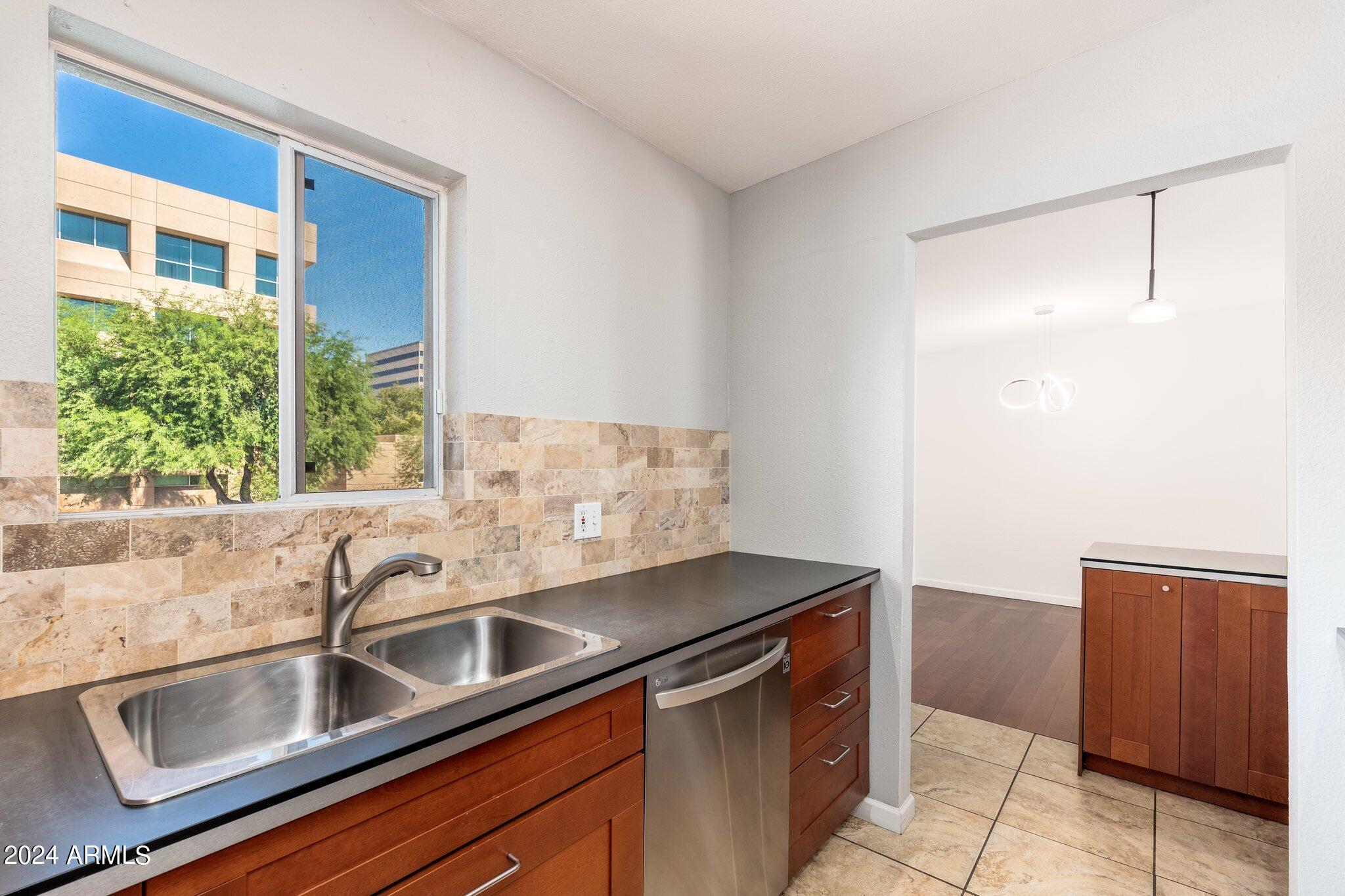 2233 E HIGHLAND Avenue, 219