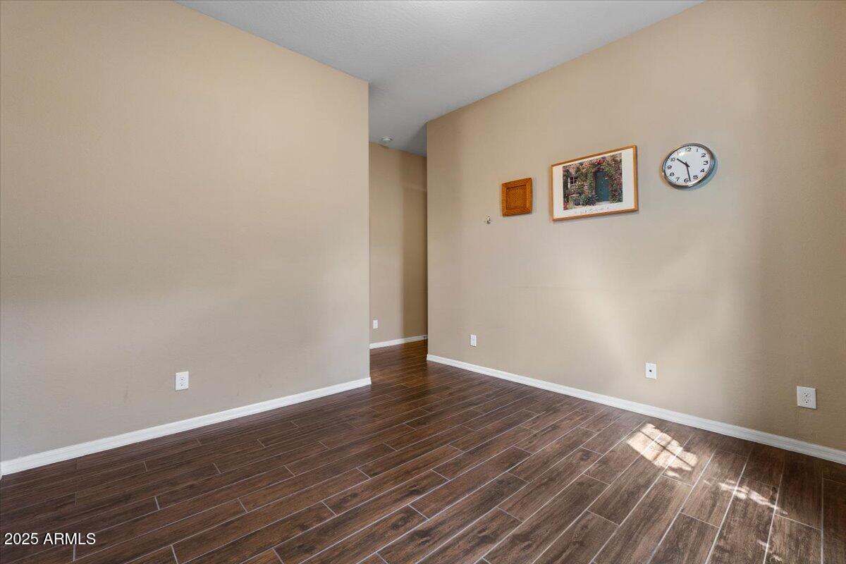 2926 E MINNEZONA Avenue