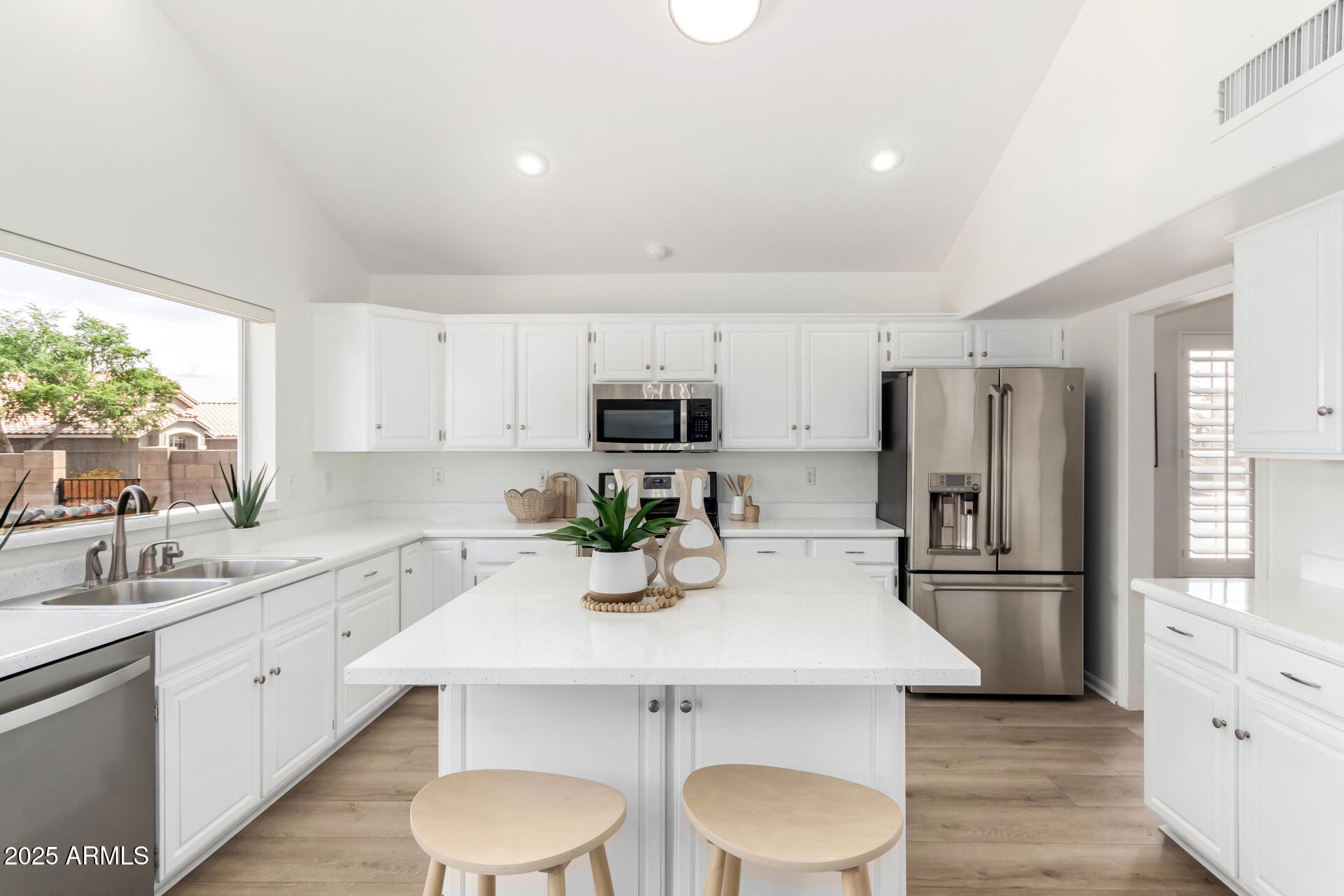 706 W NIDO Circle