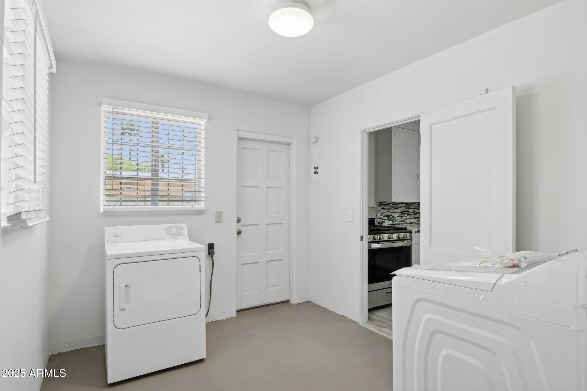 541 W VERNON Avenue