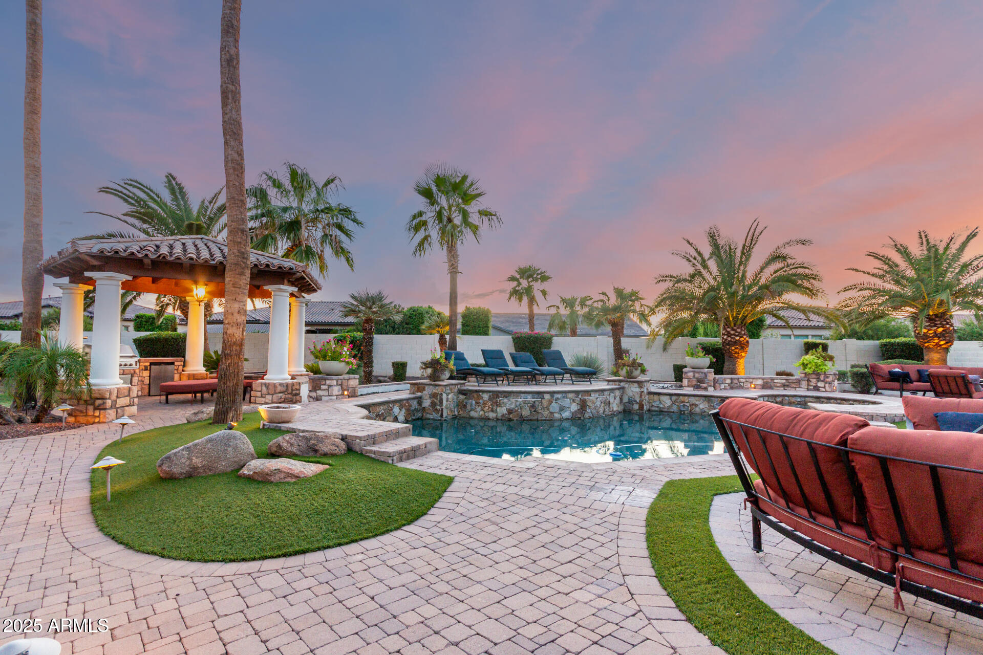 2527 E BEECHNUT Court