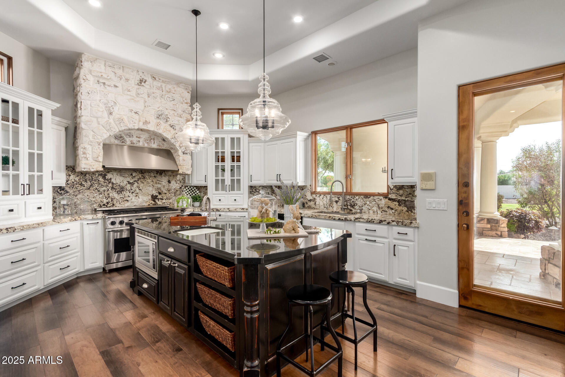 2527 E BEECHNUT Court