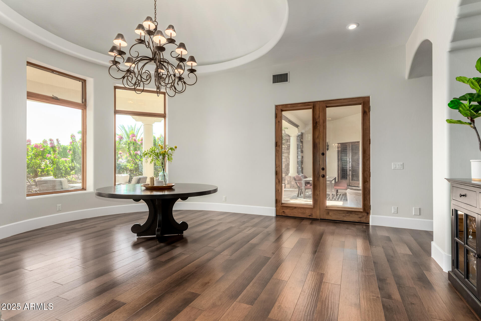 2527 E BEECHNUT Court