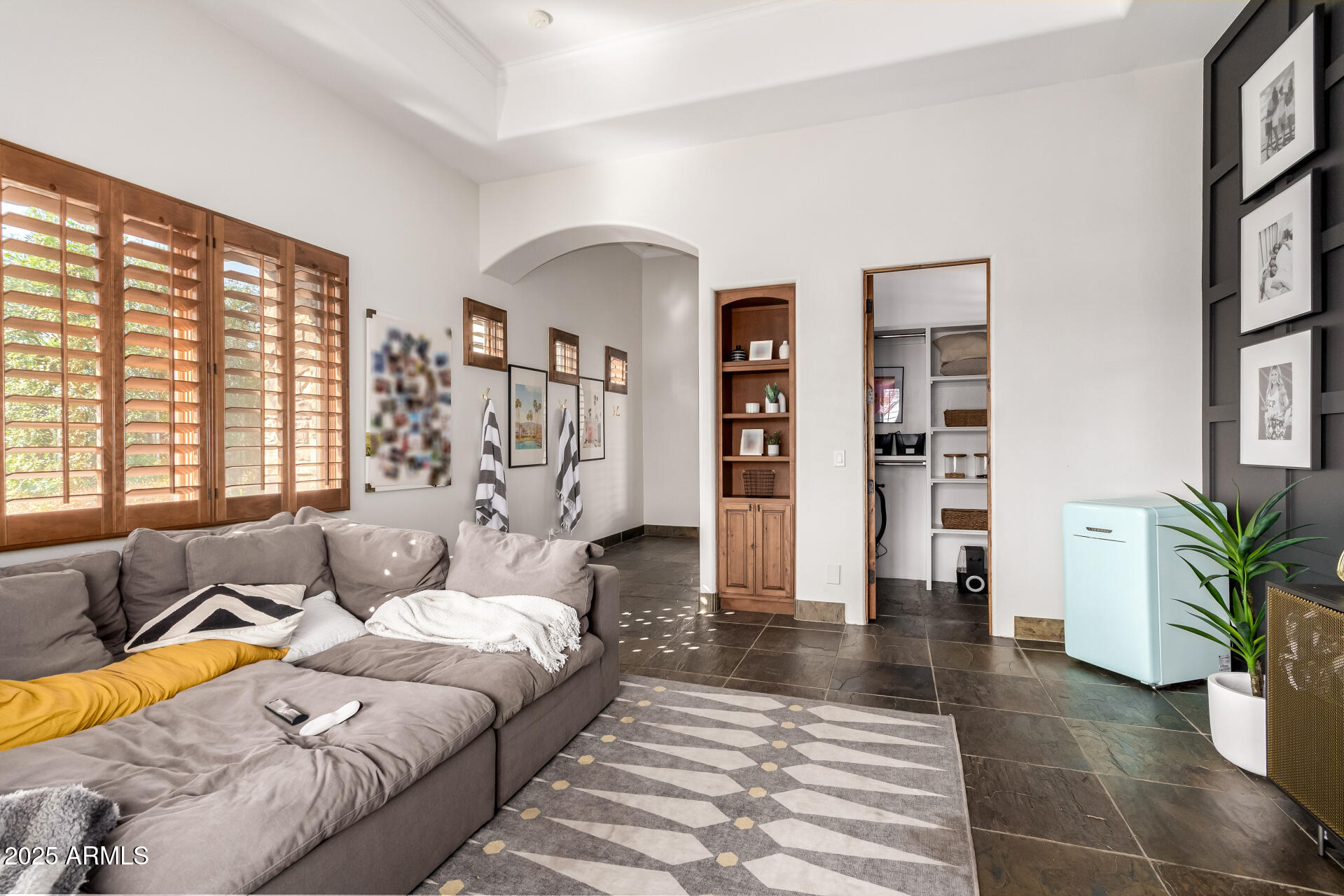 2527 E BEECHNUT Court