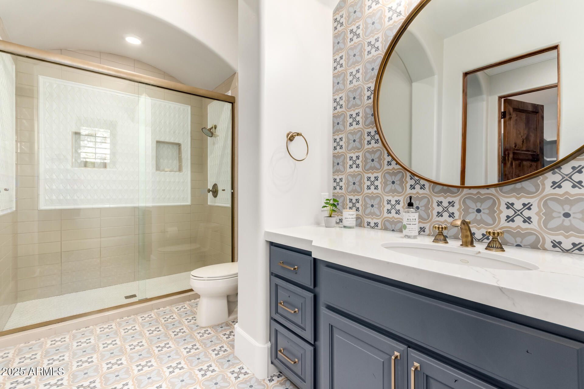 2527 E BEECHNUT Court