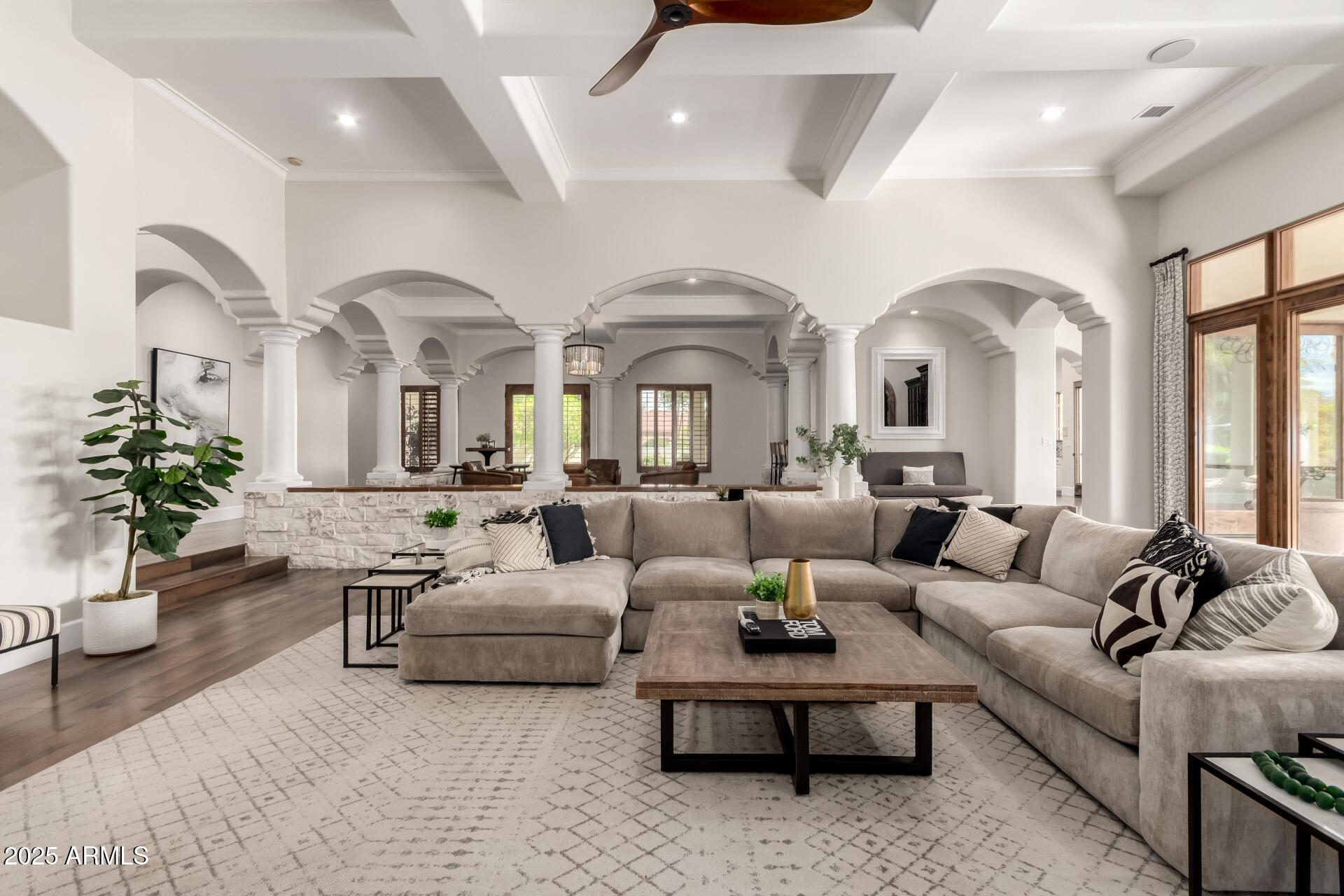 2527 E BEECHNUT Court