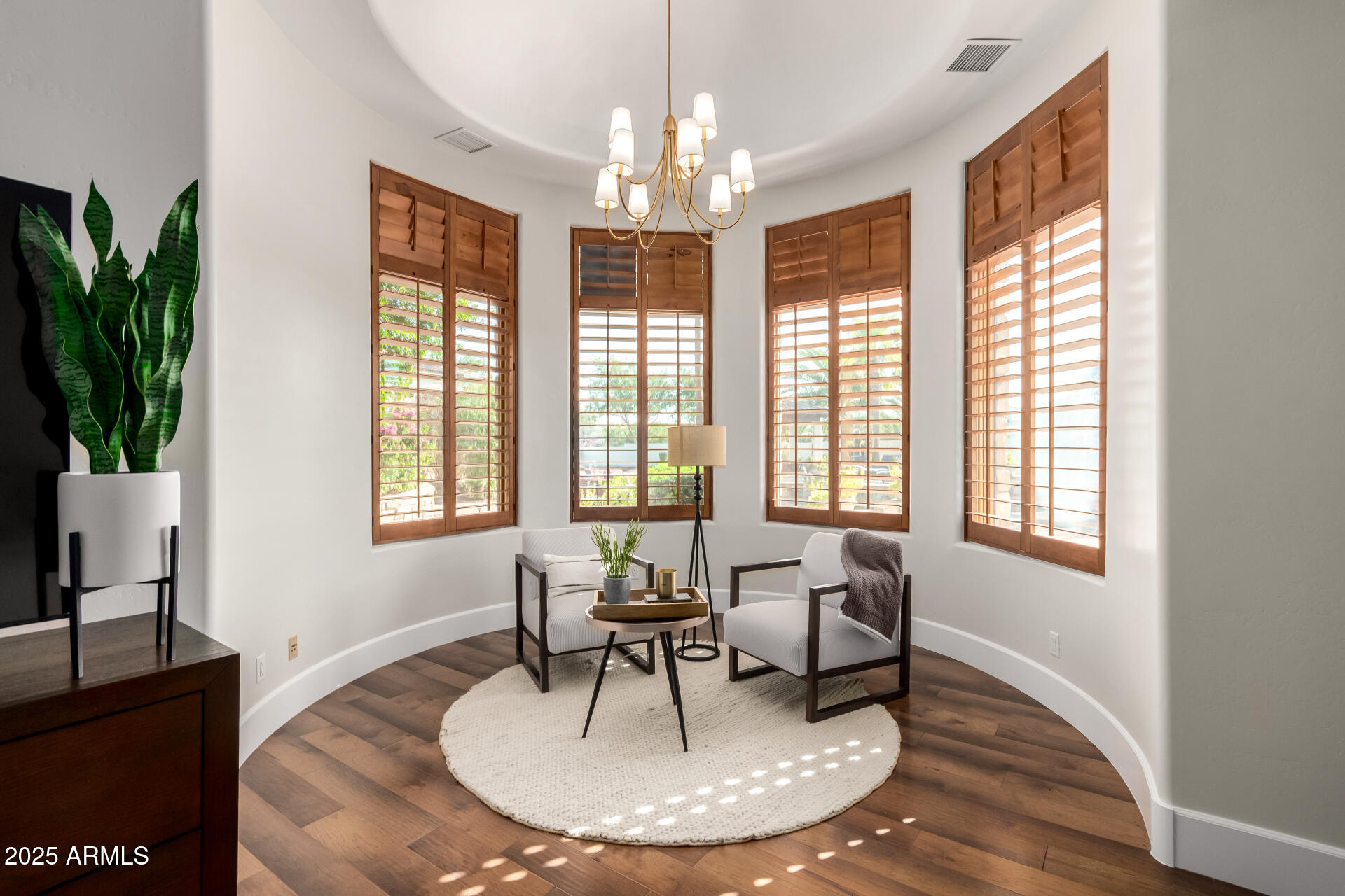 2527 E BEECHNUT Court