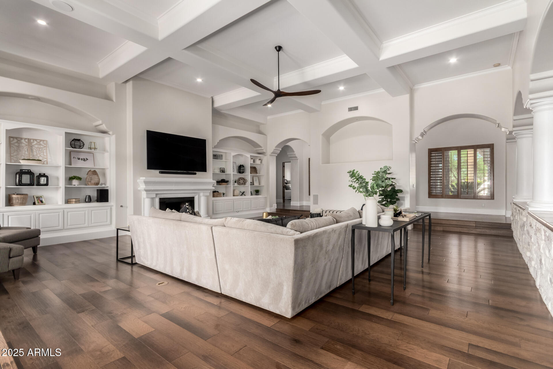 2527 E BEECHNUT Court