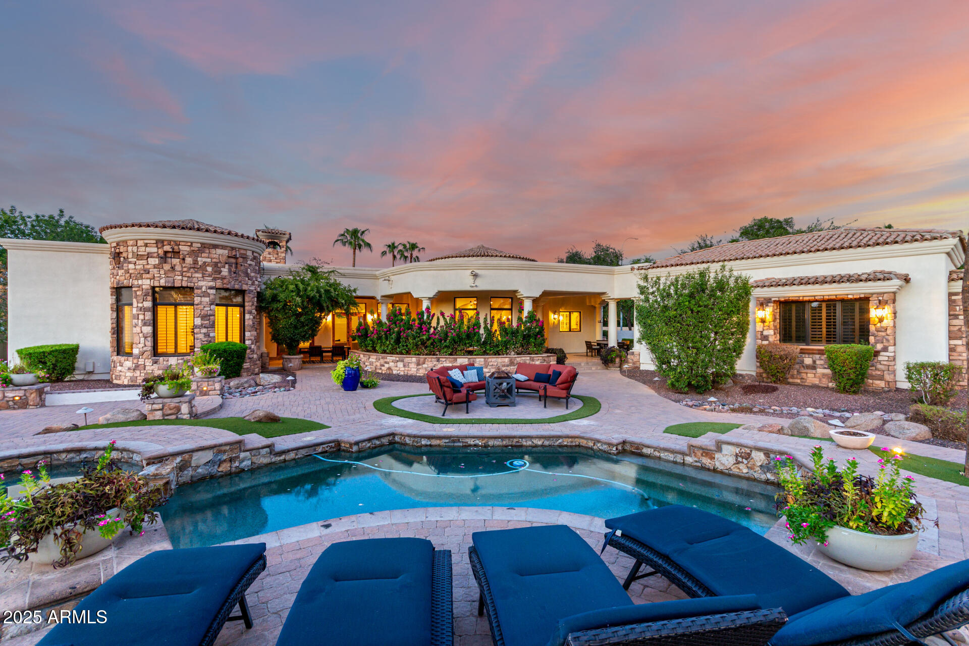 2527 E BEECHNUT Court