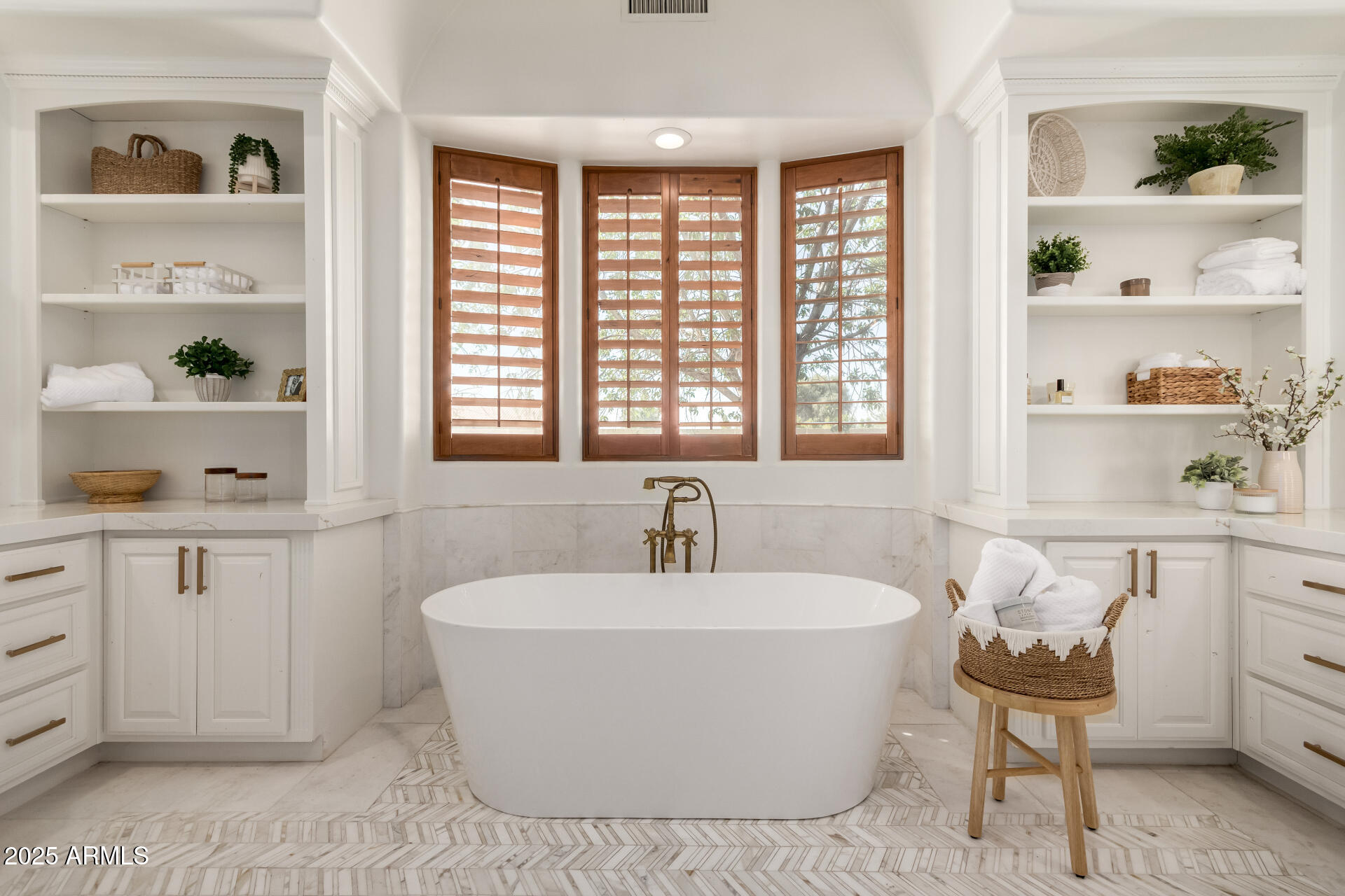 2527 E BEECHNUT Court