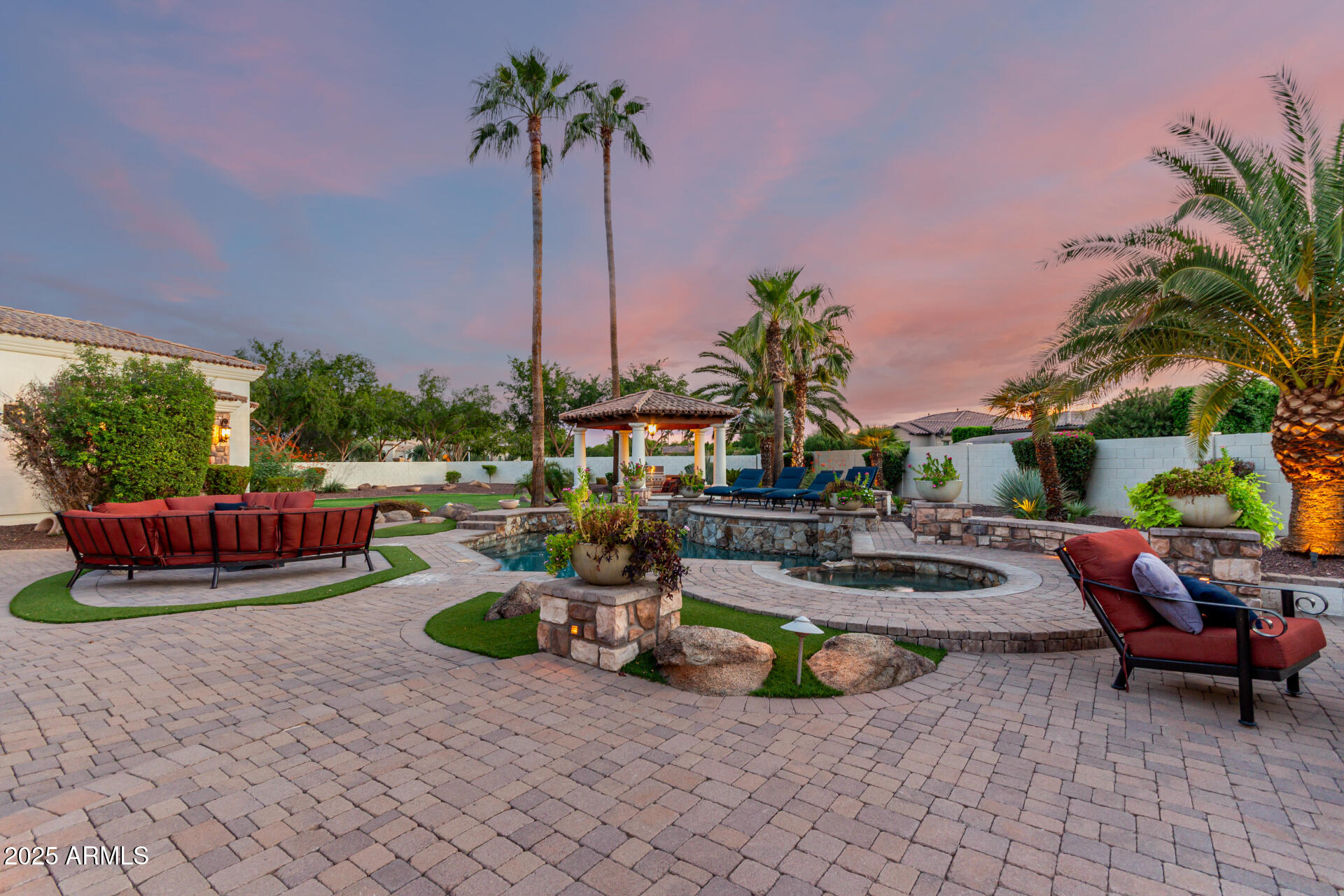 2527 E BEECHNUT Court