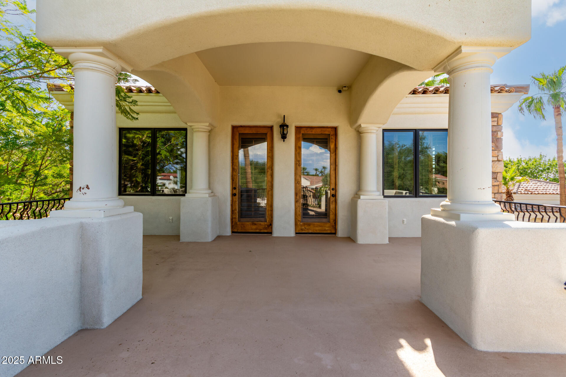 2527 E BEECHNUT Court