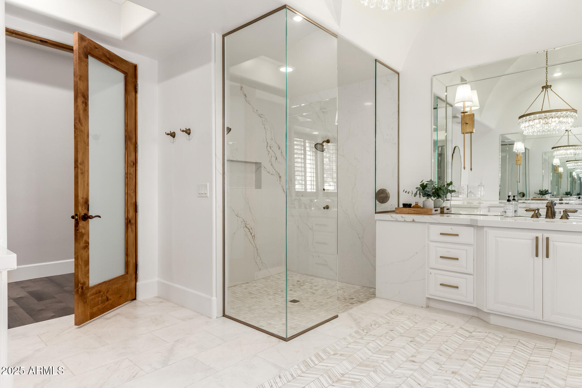 2527 E BEECHNUT Court