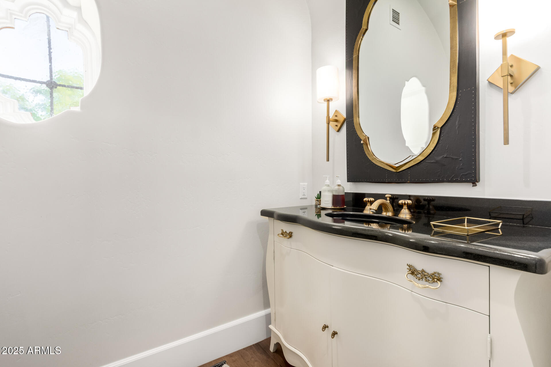 2527 E BEECHNUT Court