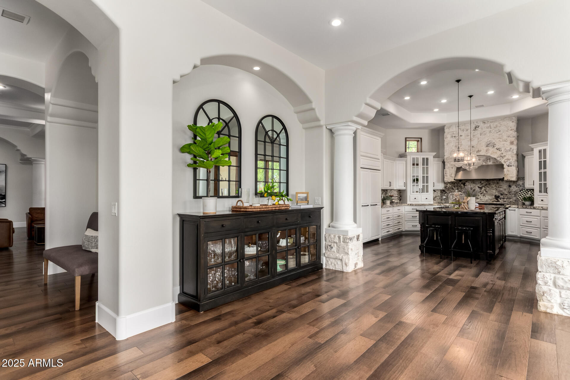 2527 E BEECHNUT Court