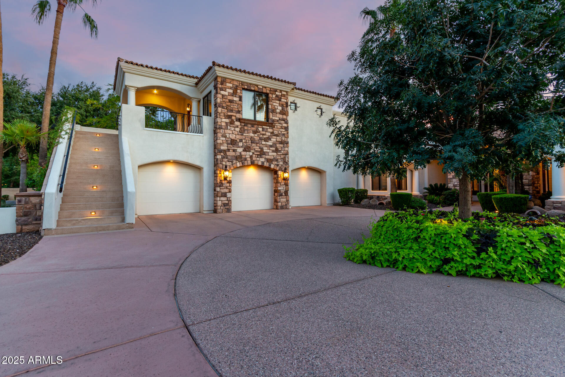 2527 E BEECHNUT Court