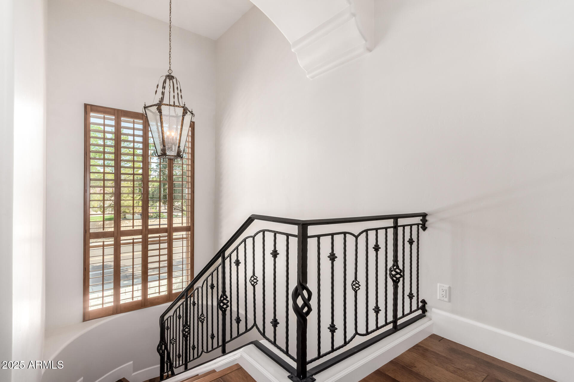 2527 E BEECHNUT Court