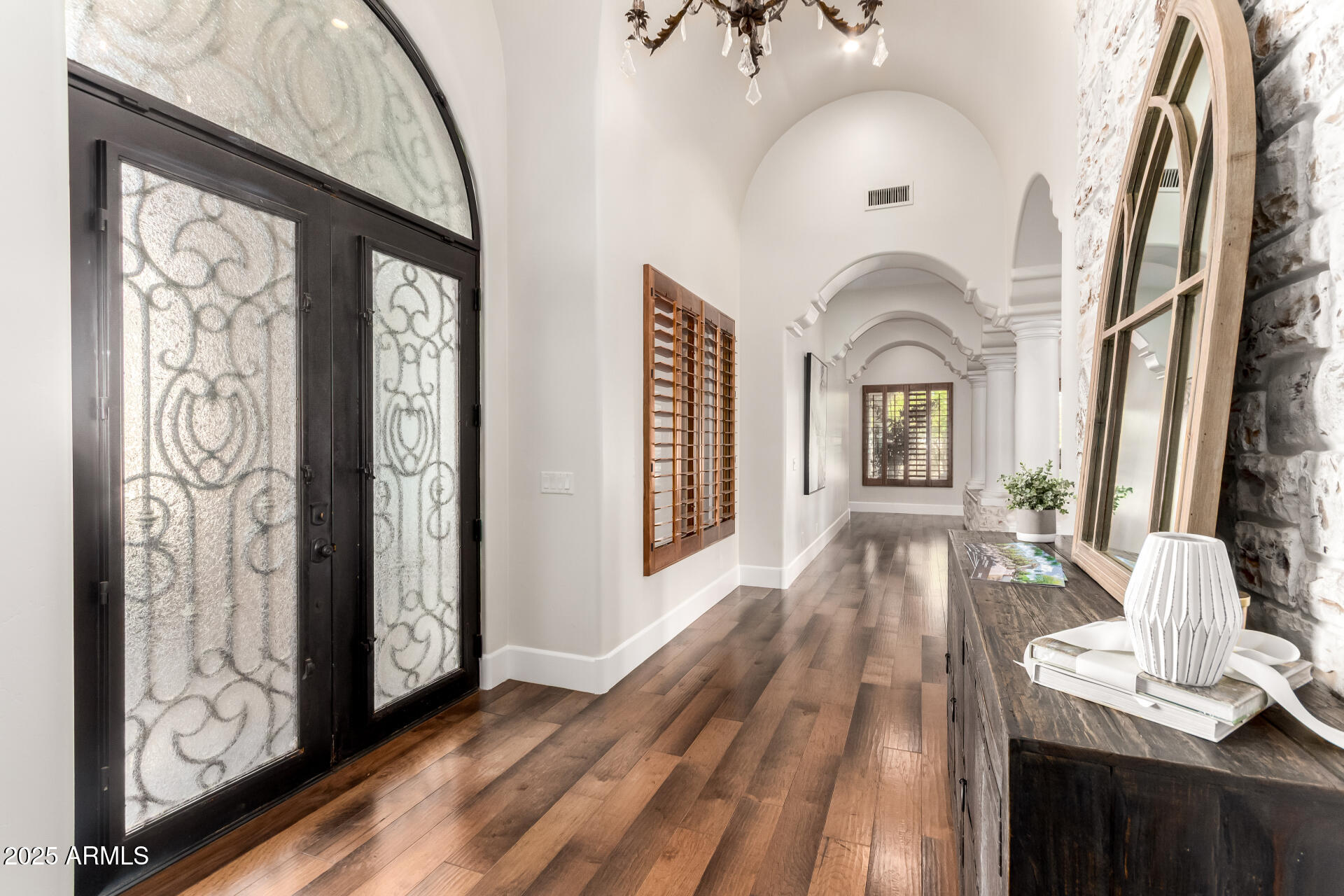 2527 E BEECHNUT Court