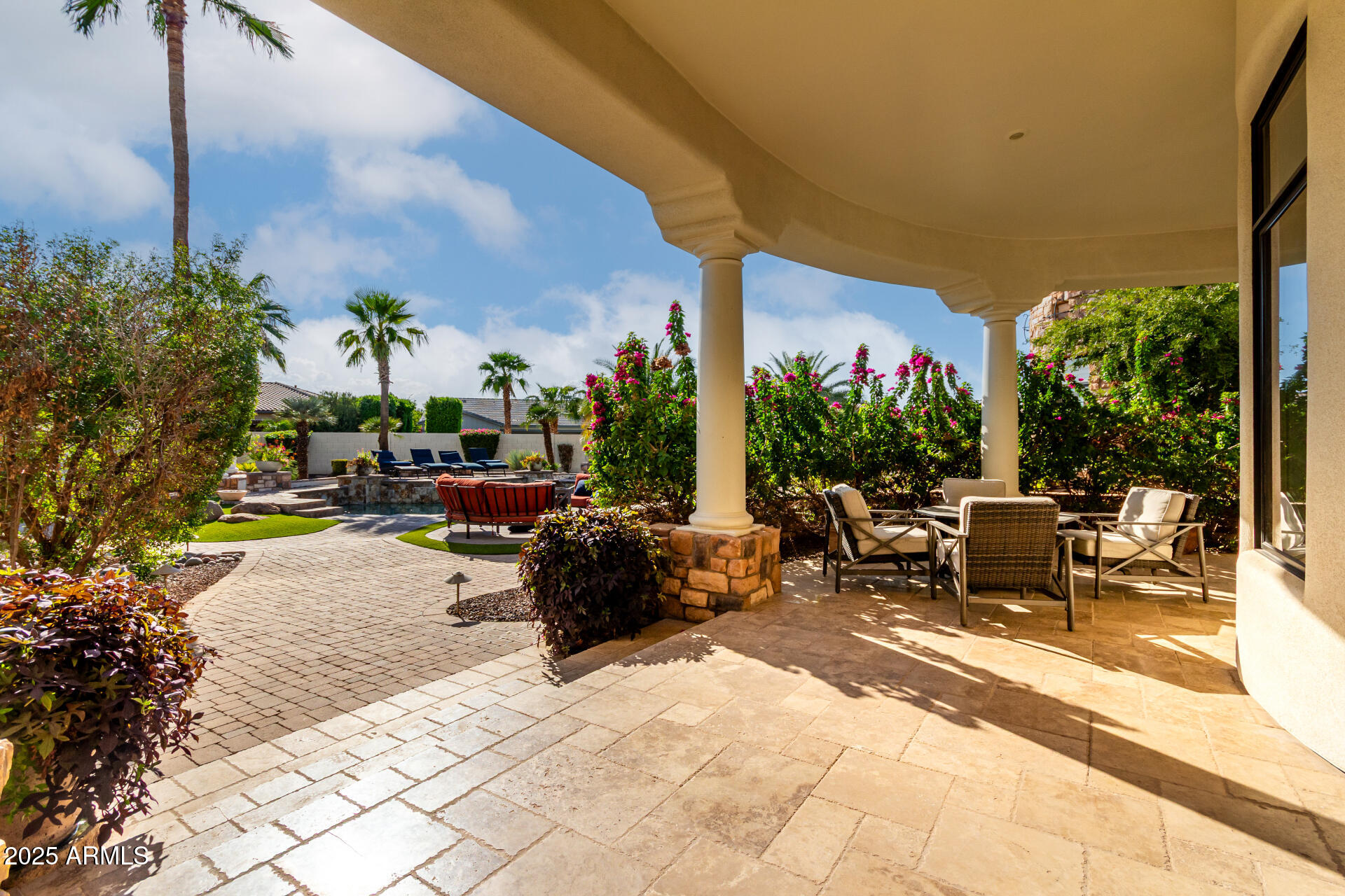 2527 E BEECHNUT Court