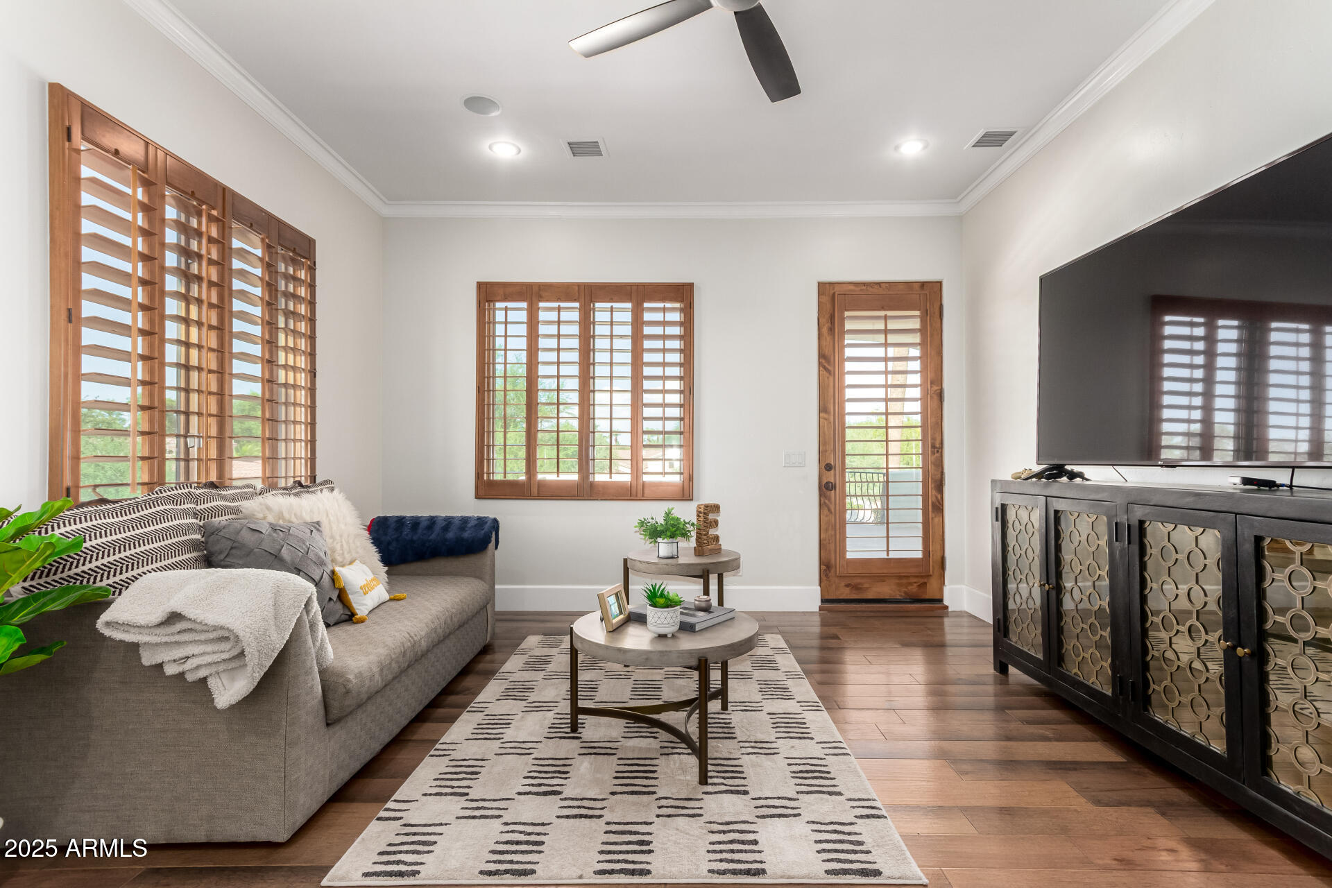 2527 E BEECHNUT Court