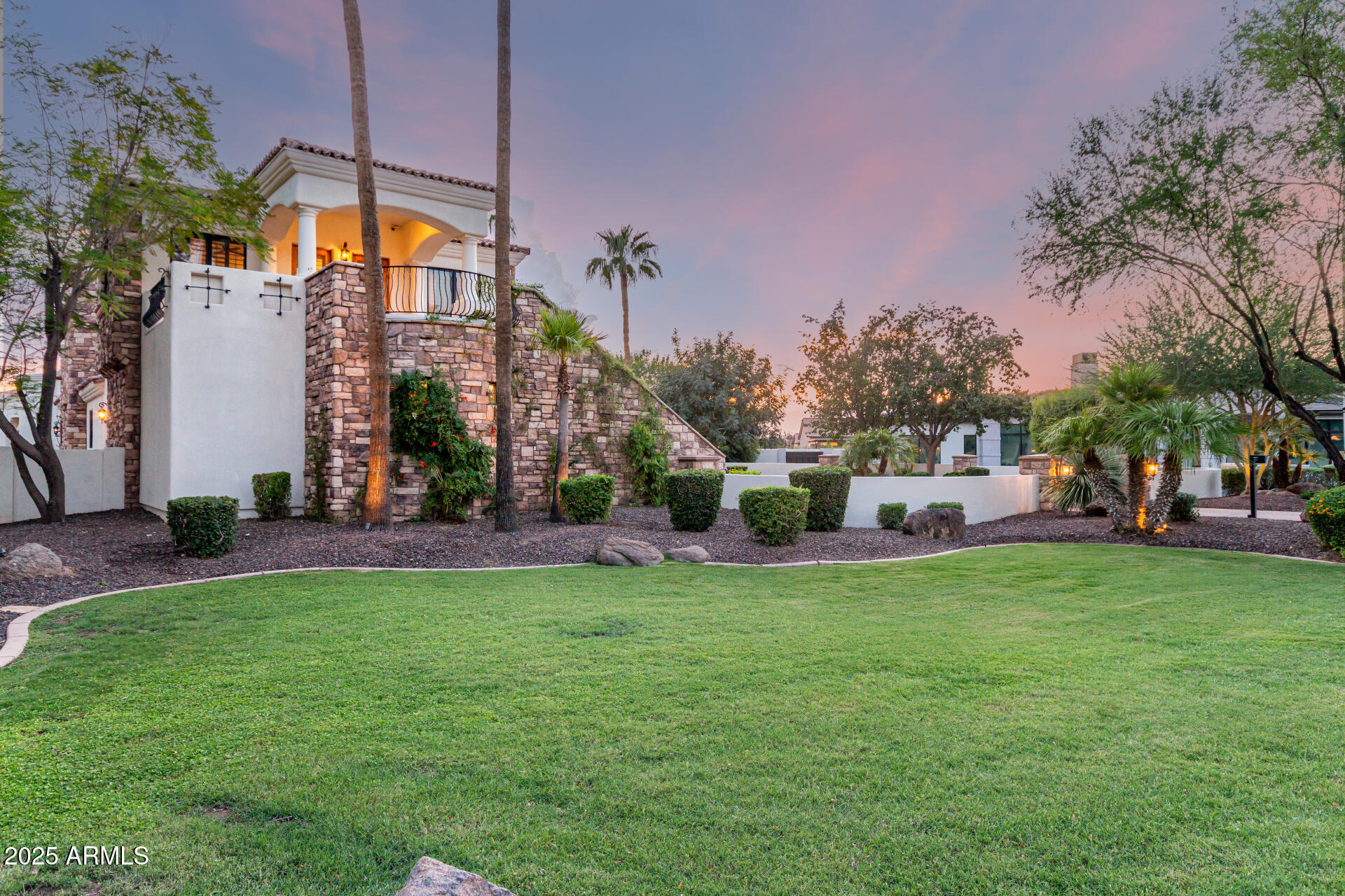 2527 E BEECHNUT Court