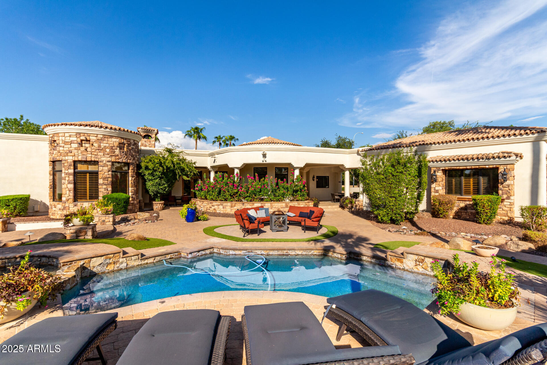 2527 E BEECHNUT Court