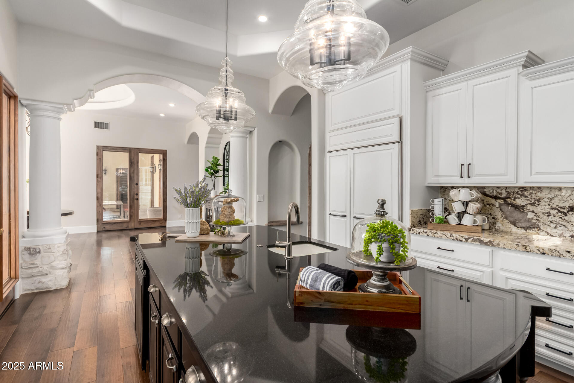 2527 E BEECHNUT Court