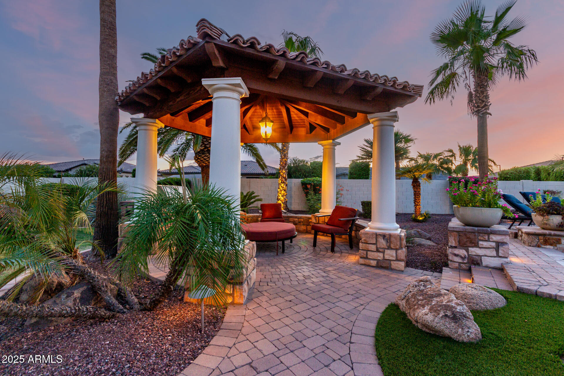 2527 E BEECHNUT Court