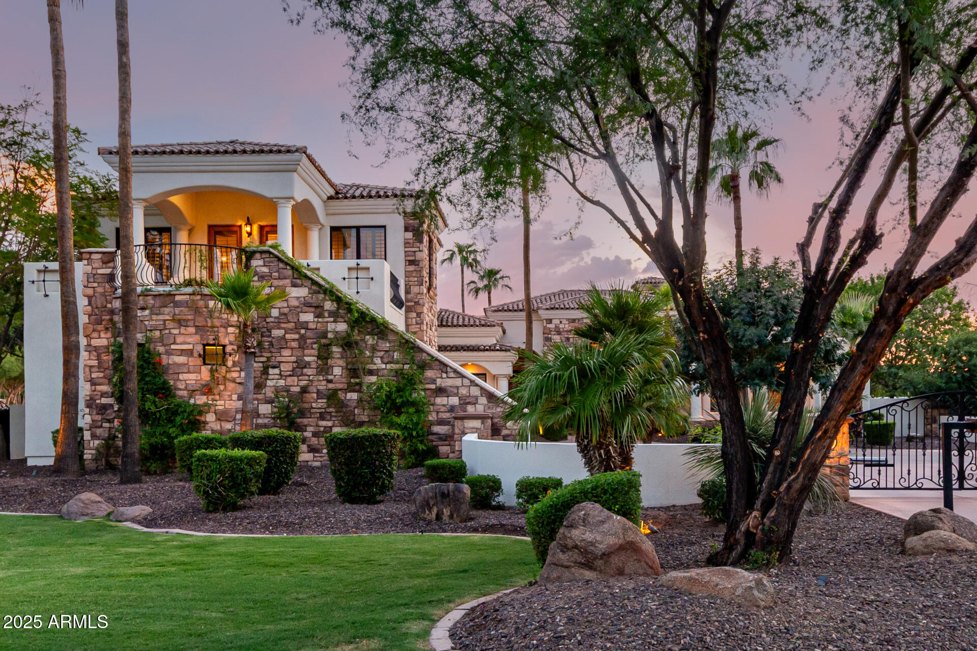 2527 E BEECHNUT Court