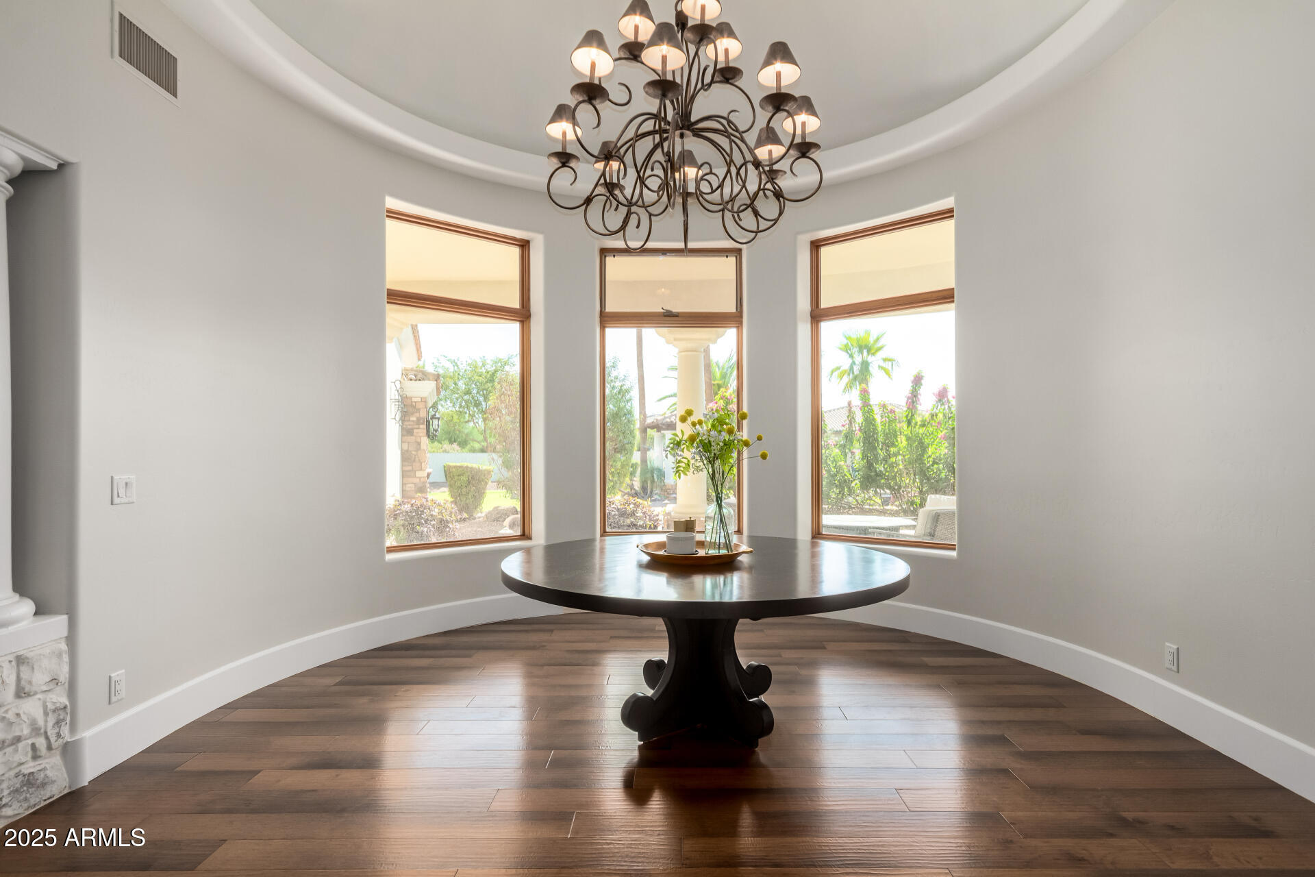 2527 E BEECHNUT Court