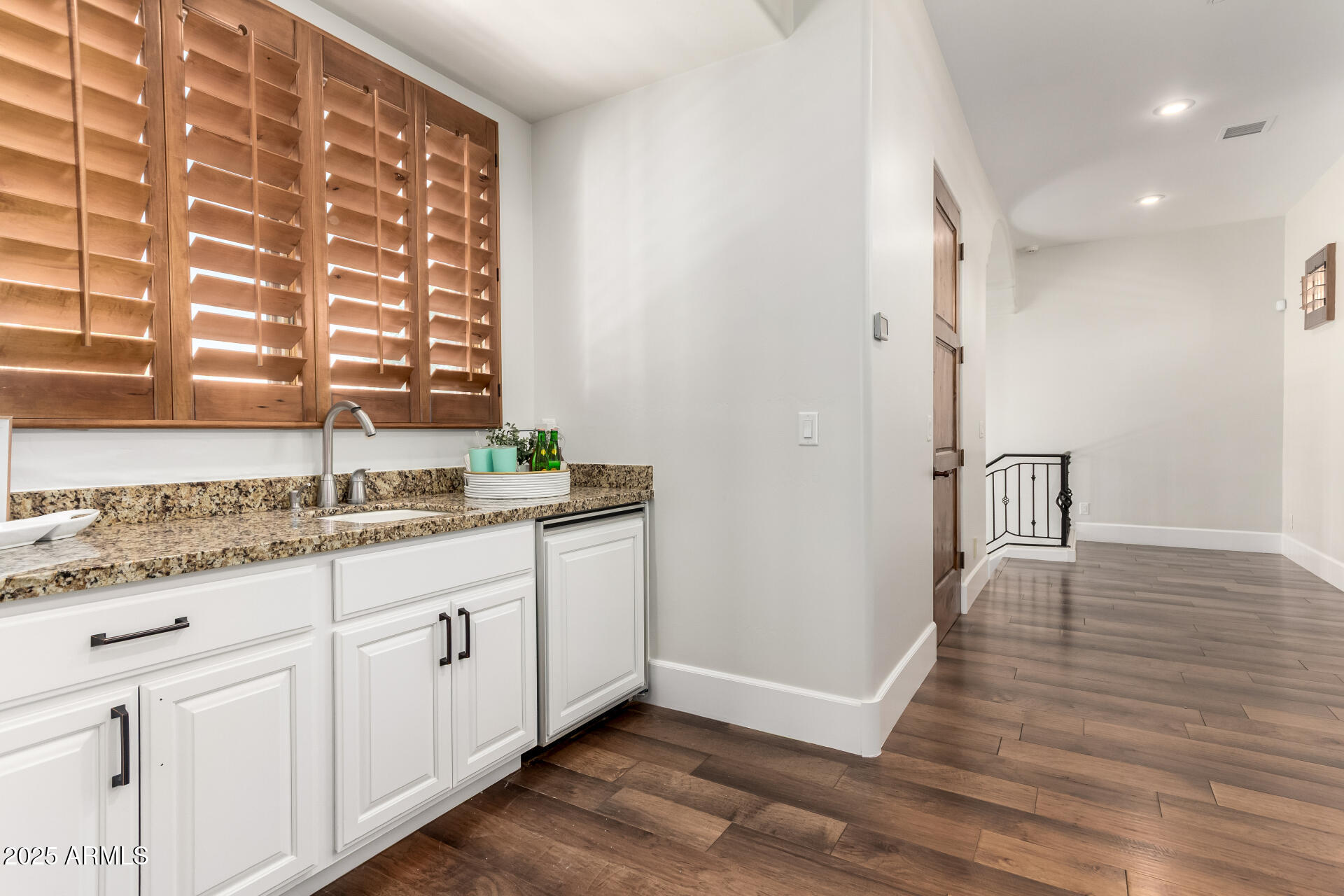 2527 E BEECHNUT Court