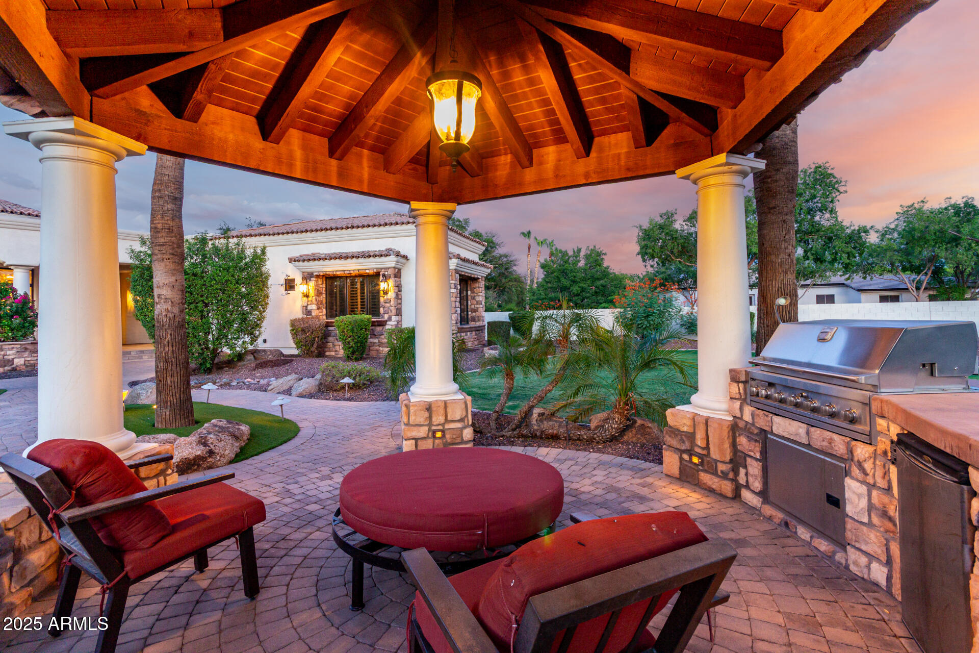 2527 E BEECHNUT Court