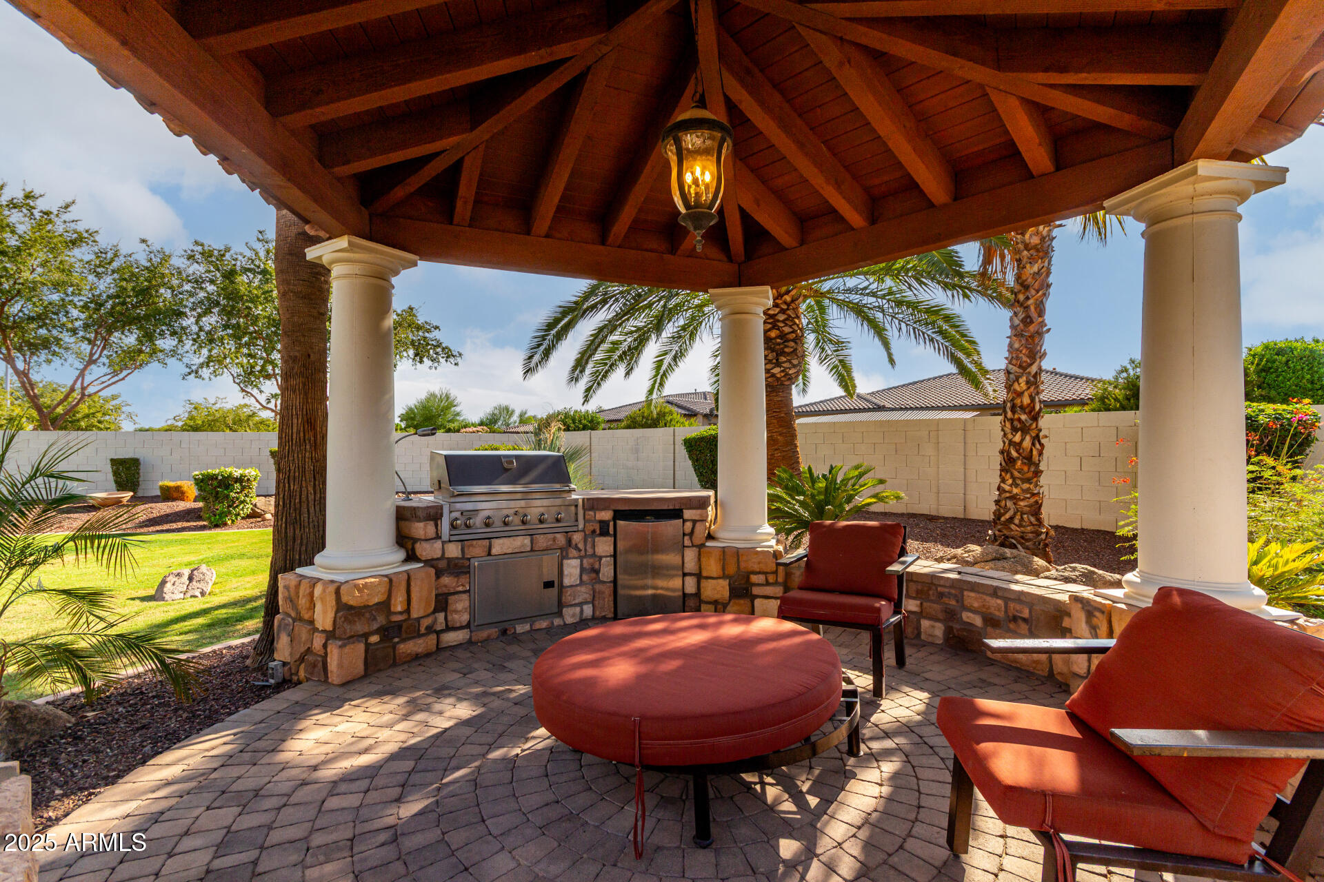 2527 E BEECHNUT Court