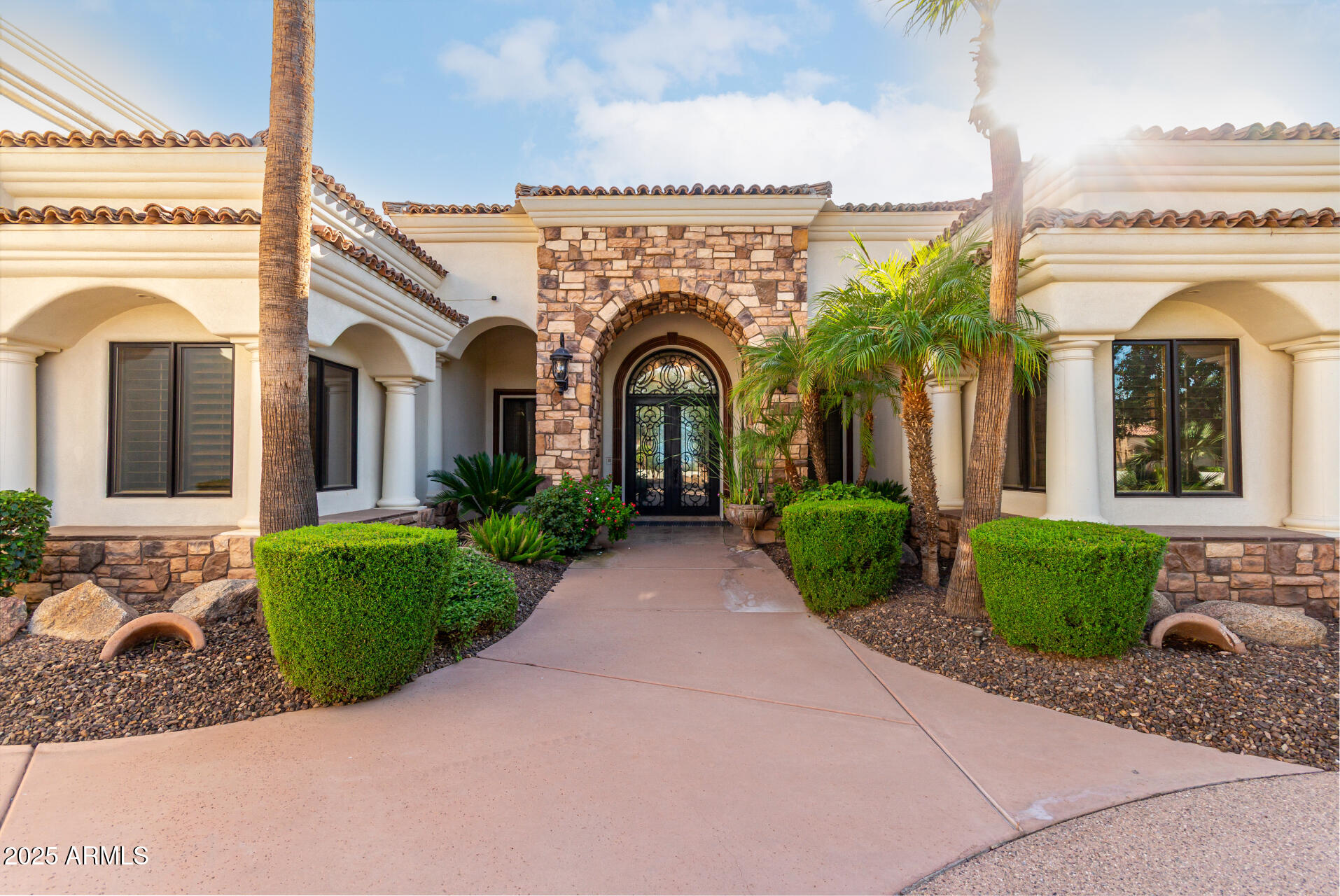 2527 E BEECHNUT Court