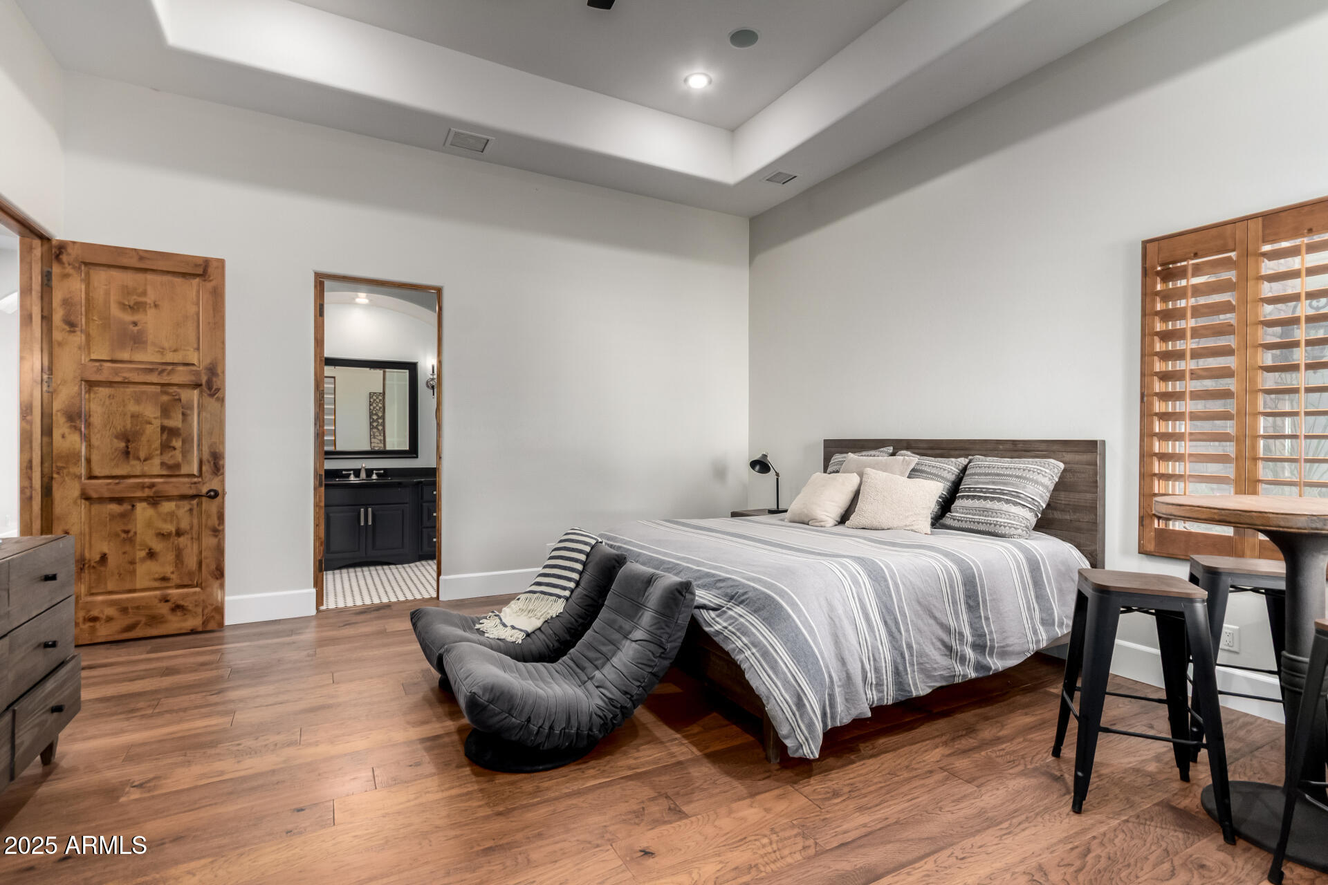 2527 E BEECHNUT Court