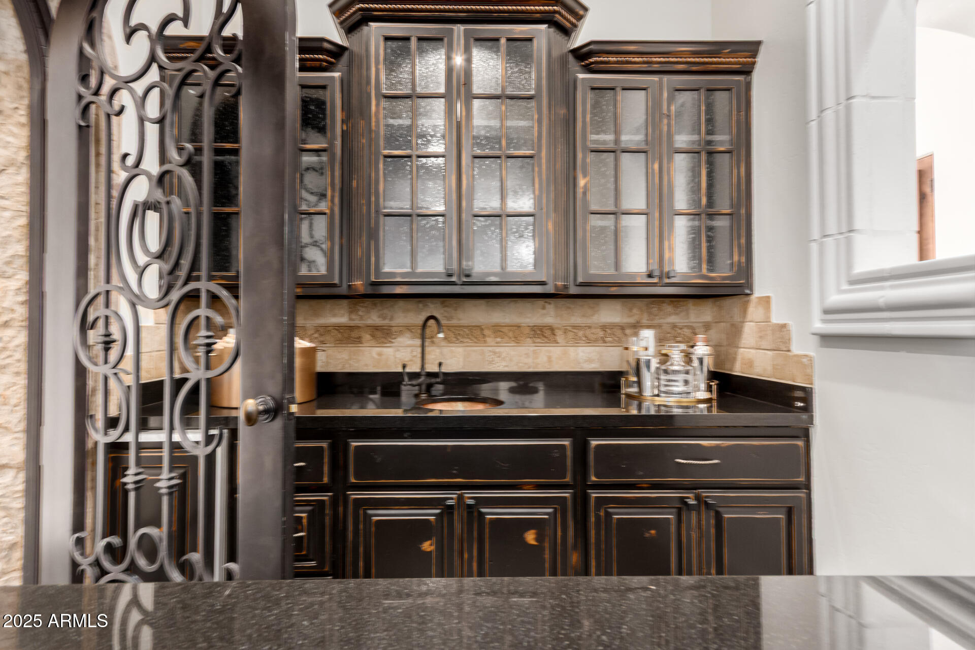 2527 E BEECHNUT Court