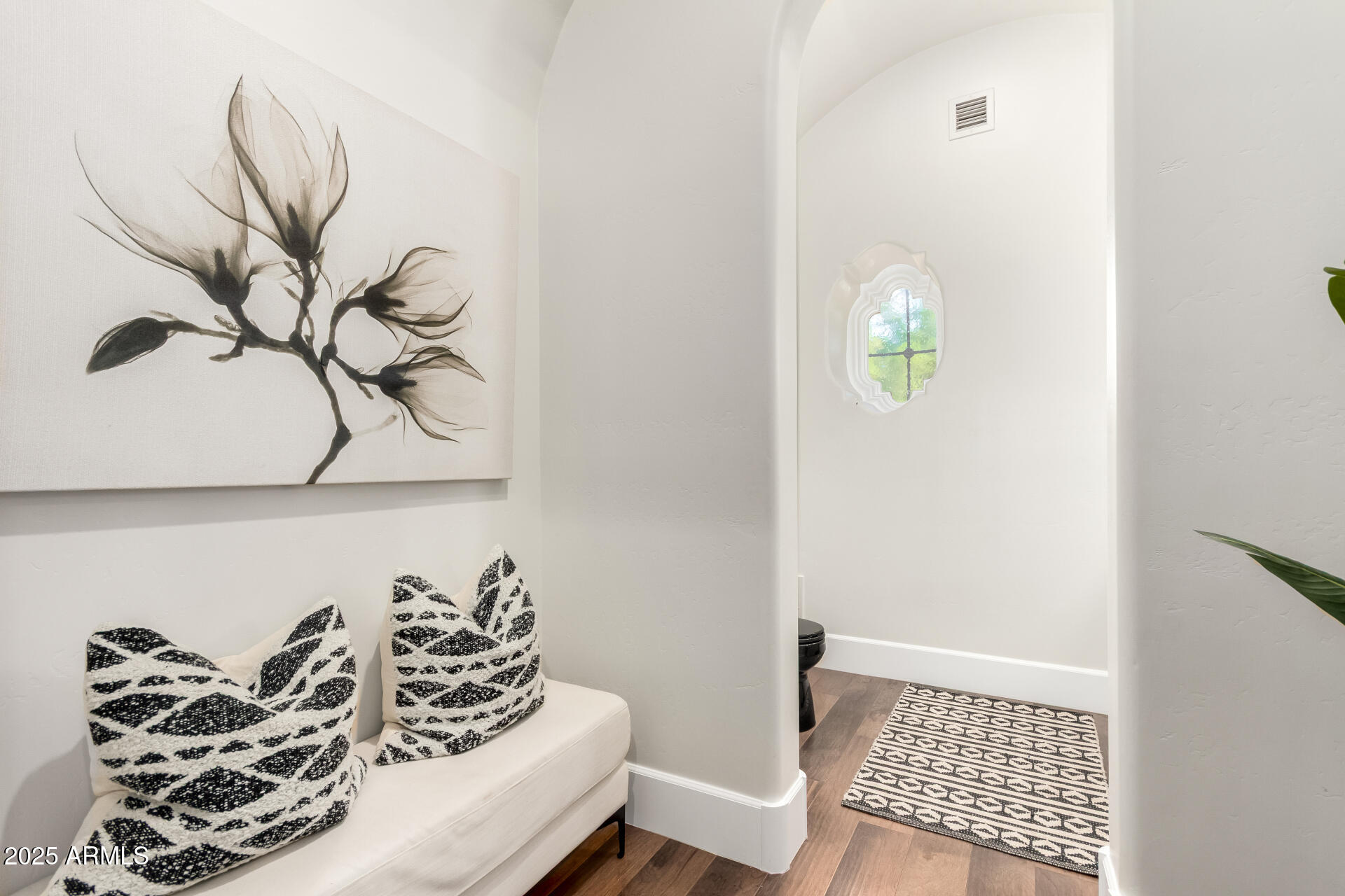 2527 E BEECHNUT Court