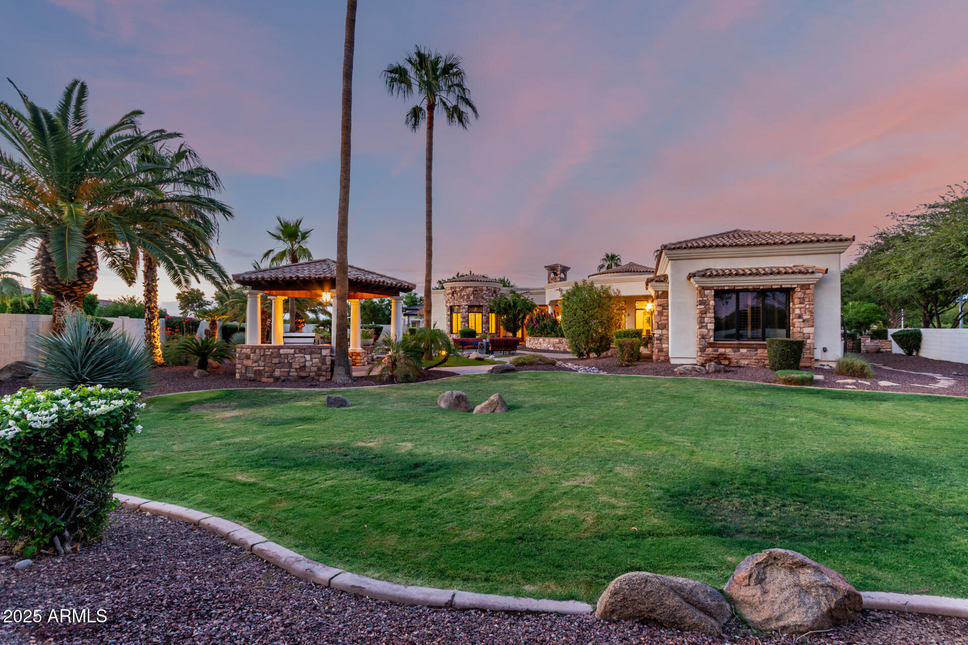 2527 E BEECHNUT Court